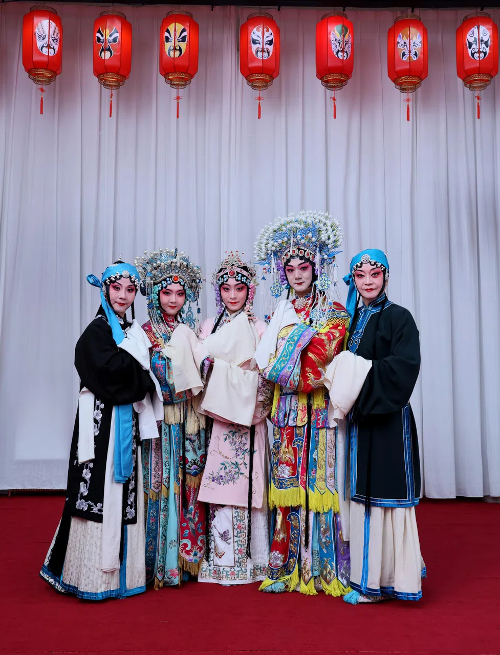 擅长不同流派的五位演员分饰王宝钏一角，展现角色不同阶段的心态和神韵。（龙国雄摄）