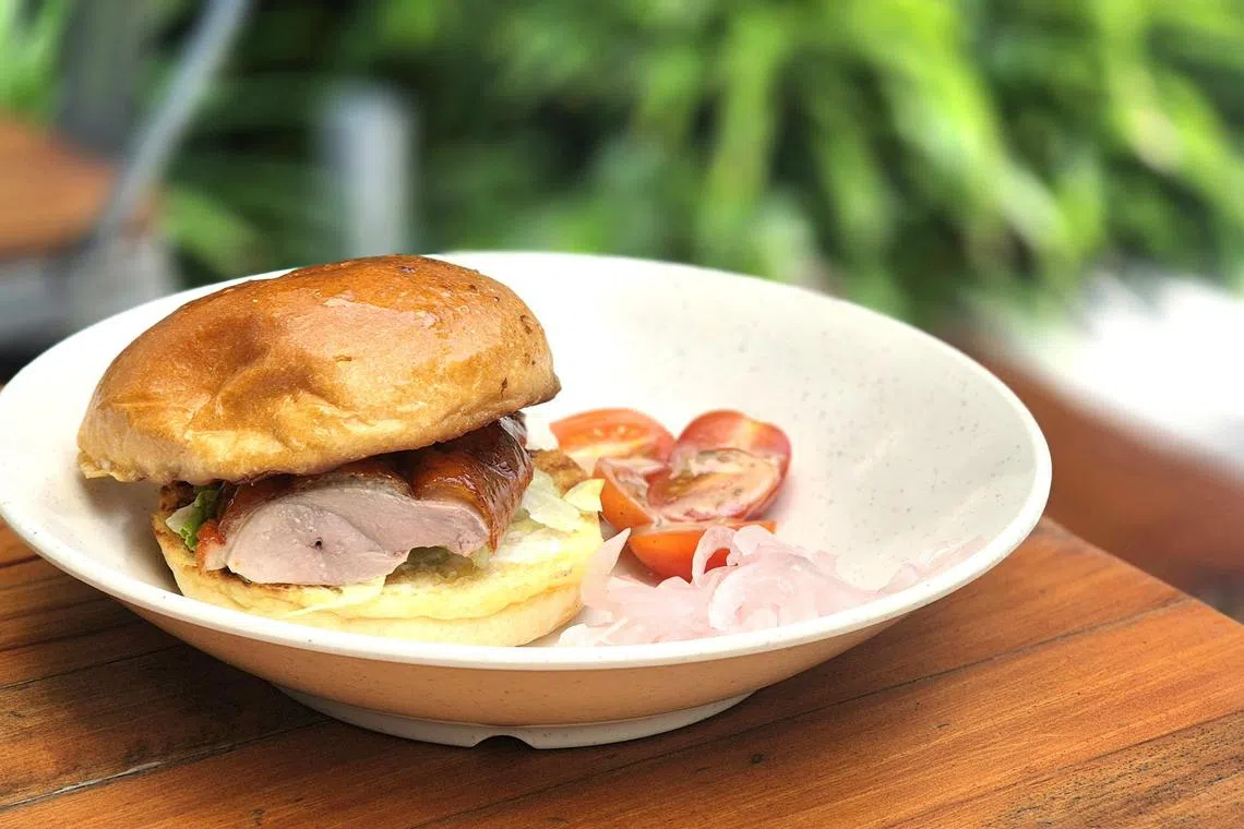 烤鸭胸汉堡是新颖的中西合璧吃法。