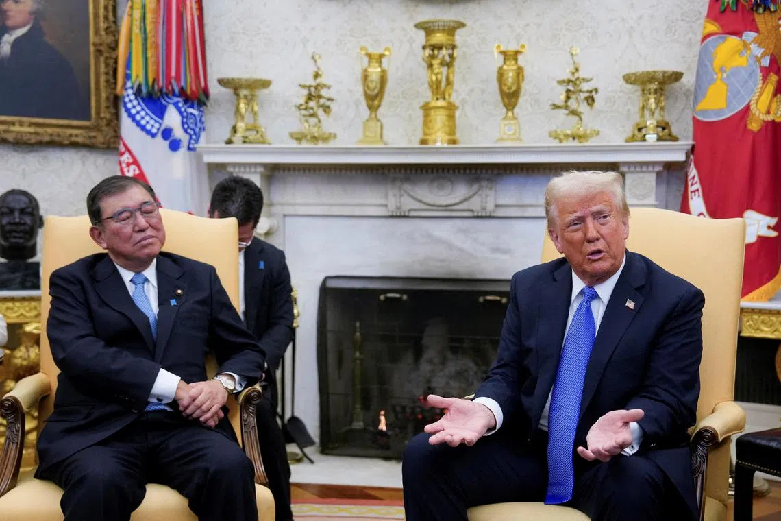 有日本网民批评石破茂（左）：“你就坐成这幅样子和别人说话吗？特朗普总统的表情反映了此次会谈的实际情况。”（路透社）