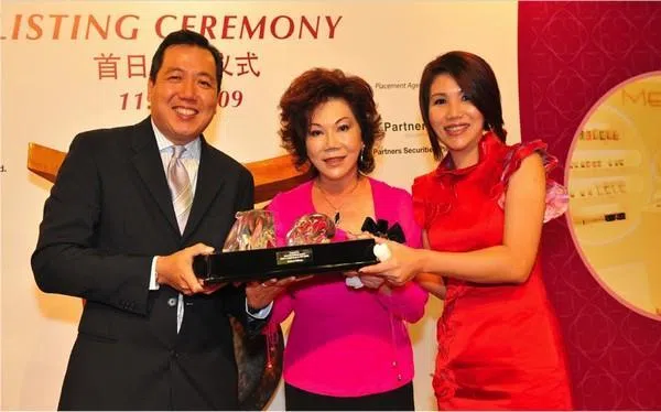 2009年，谢美丽控股成功在新加坡交易所凯利板上市，成为新加坡第一家上市的美容瘦身企业。图中和右为谢美丽和她女儿何雯莉，图左为谢美丽上市的承销代理公司代表。（取自网络）