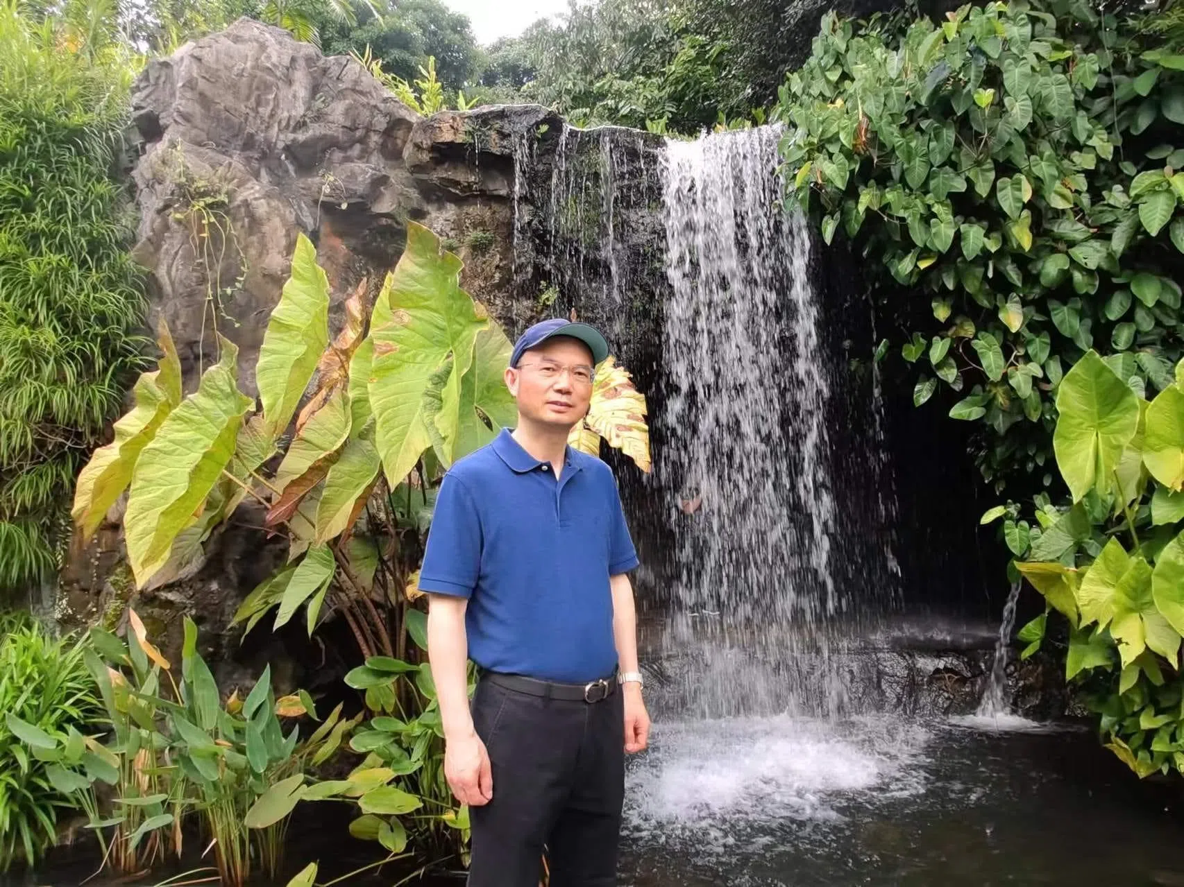 闲暇时，中国驻新加坡大使曹忠明喜欢到使馆附近的植物园散步。（曹忠明脸书）