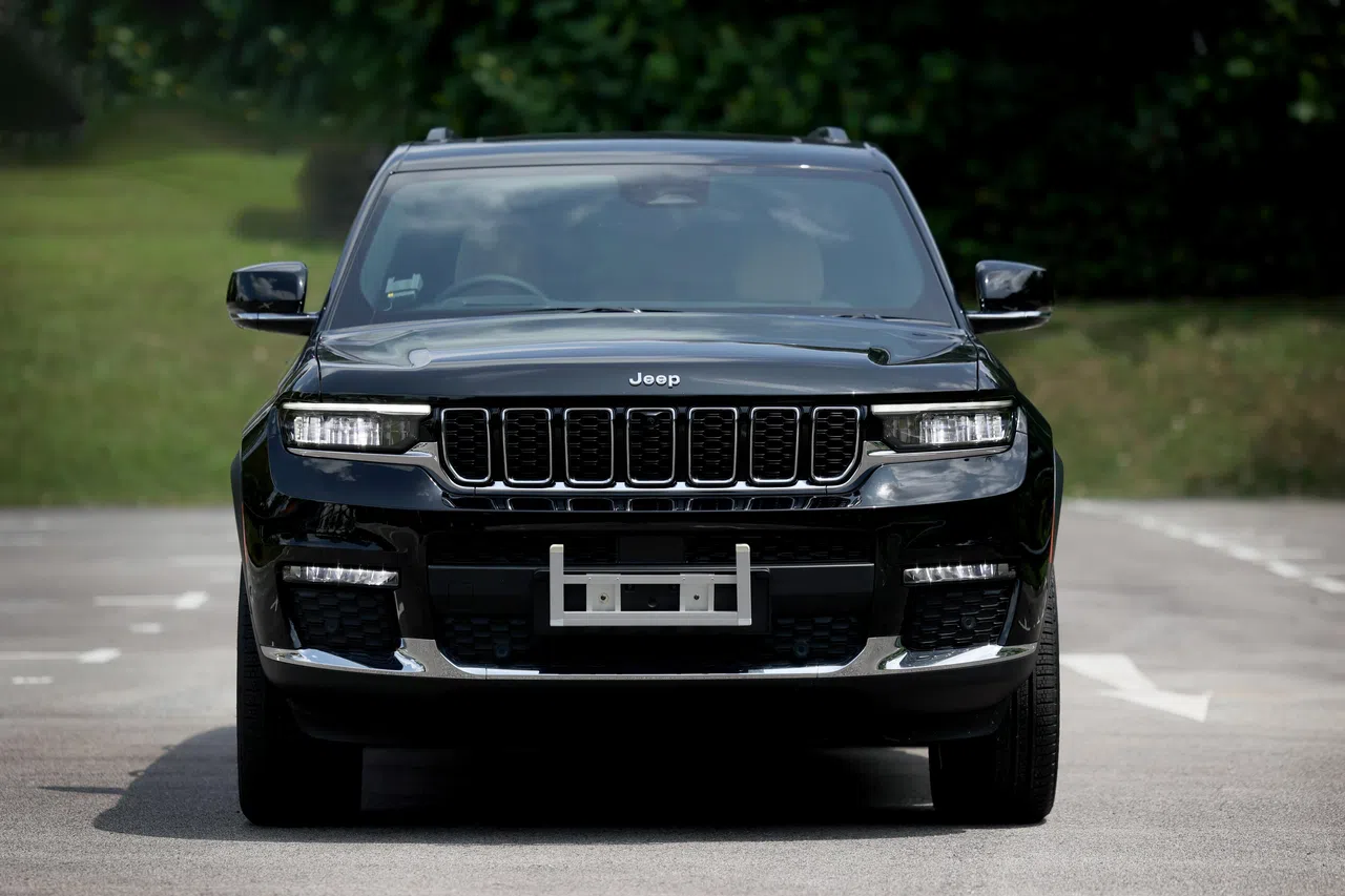 车头保留标志性七孔式进气格栅，下方进气口比上方进气格栅大，让车子看起来更霸气。（龙国雄摄）