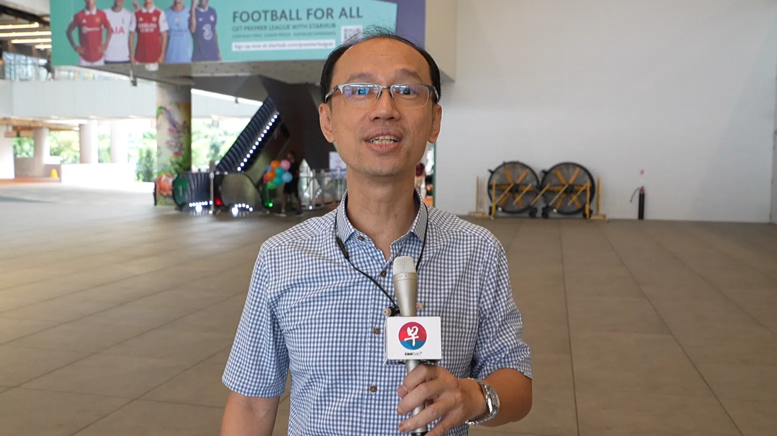 出席《联合早报》举办的“生活百态”漫画展的读者杨晋南。