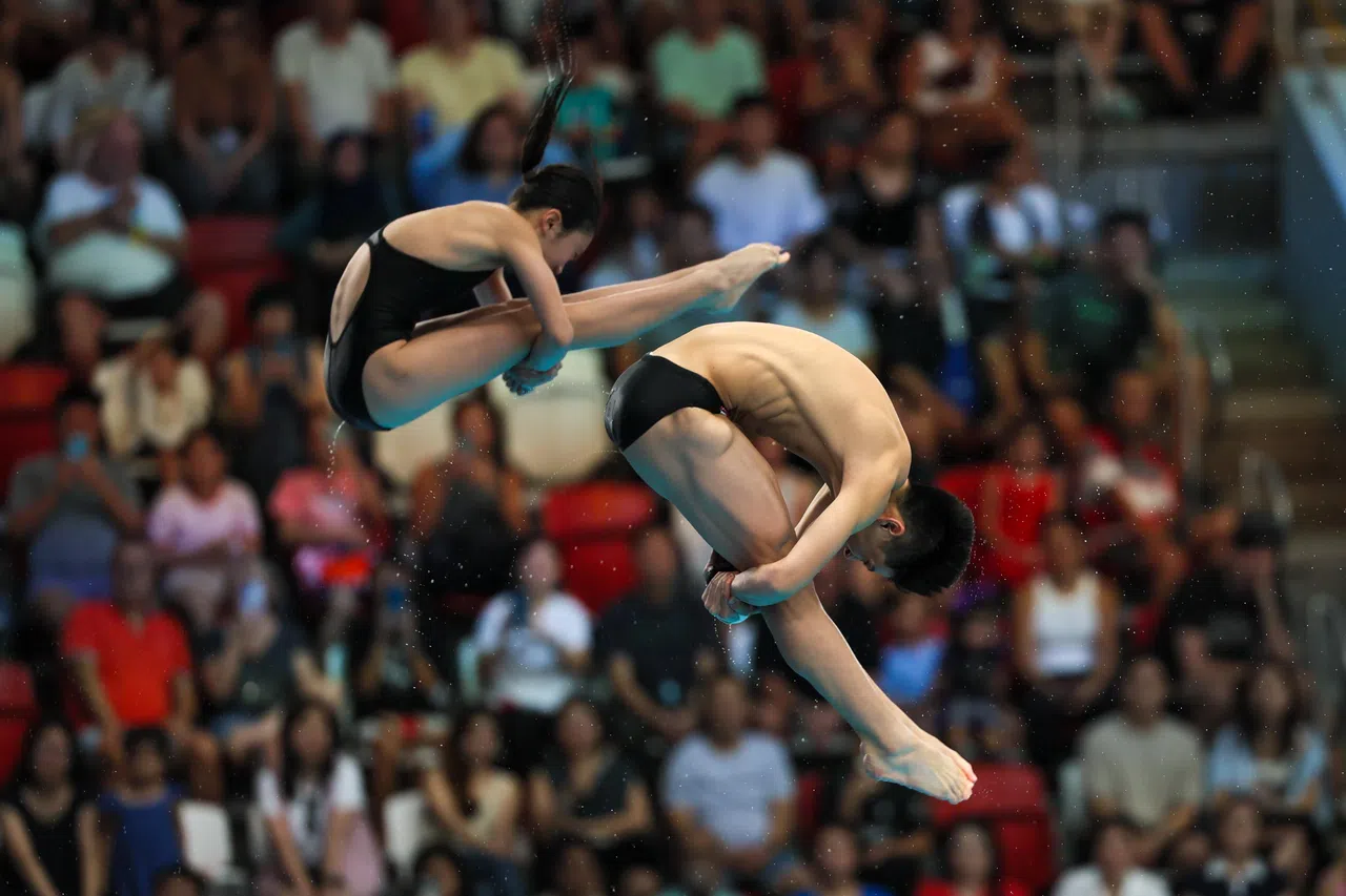 首战世锦赛的我国组合关嘉恩（左）和严实源此役只得到238.62分，排名垫底。（张俊杰摄）