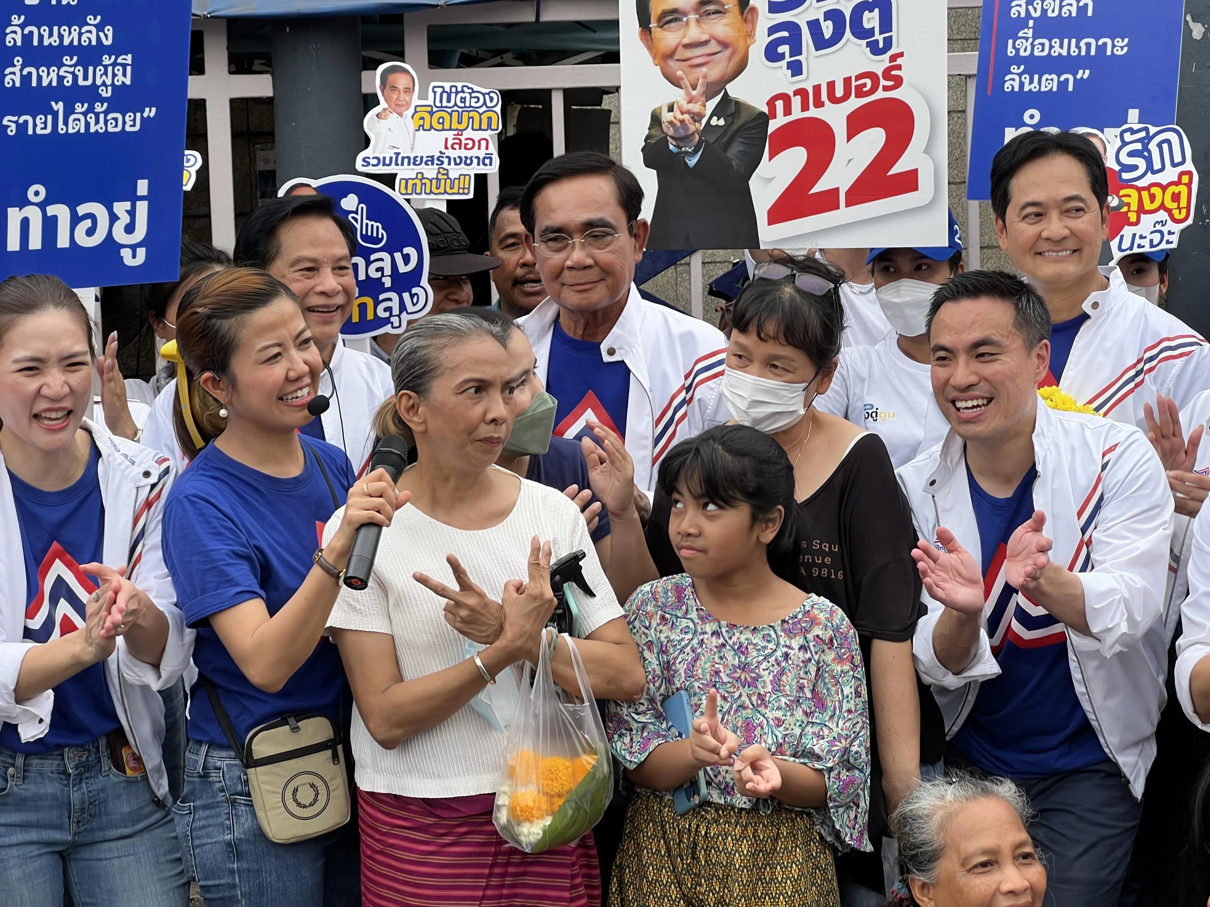 泰国首相巴育（中）选前到恰图恰市集拉票。（吴汉钧摄）