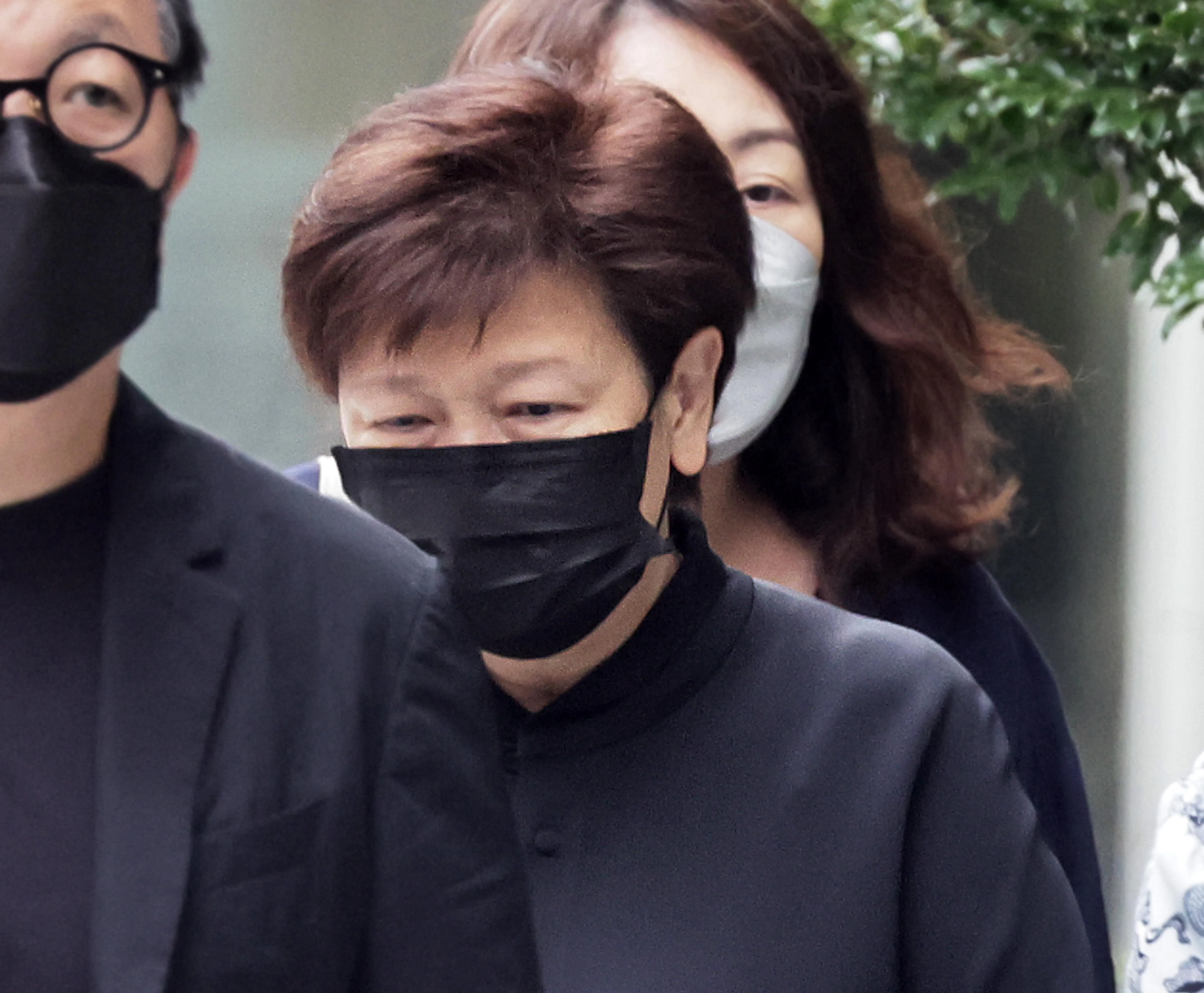 掌舵凯发时期有“水皇后”之称的林爱莲被指两次在公开声明中，隐瞒水电厂主要得靠卖电来赚钱。她否认有罪，案件星期四续审。（海峡时报）