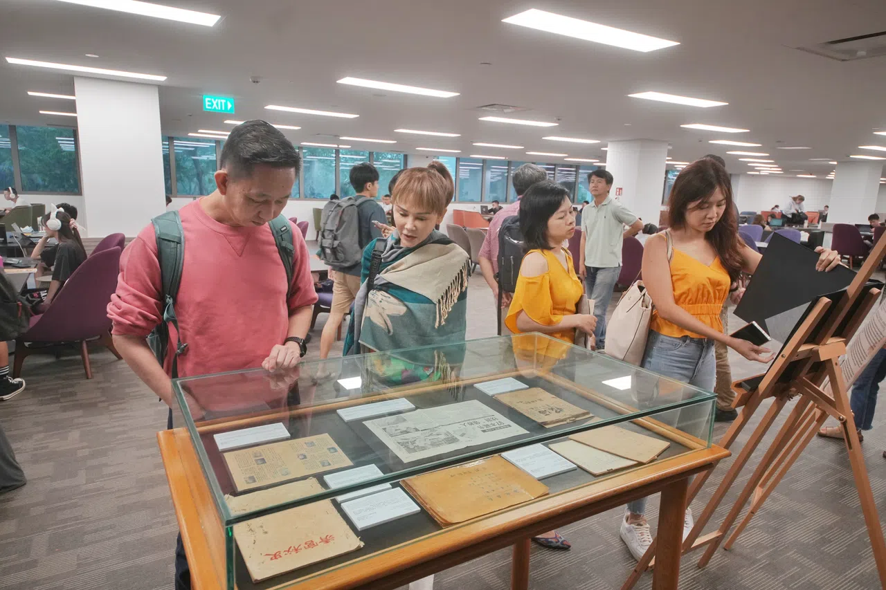 讲座会场外展示了部分白言的收藏。（谢智扬摄）