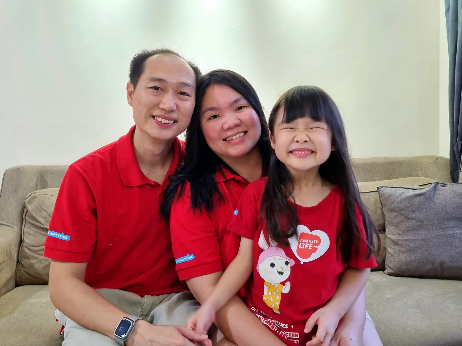 陈世昌（左）与妻子邹静画和女儿陈伊乐一家三口积极投入志愿服务并乐在其中。（受访者提供）