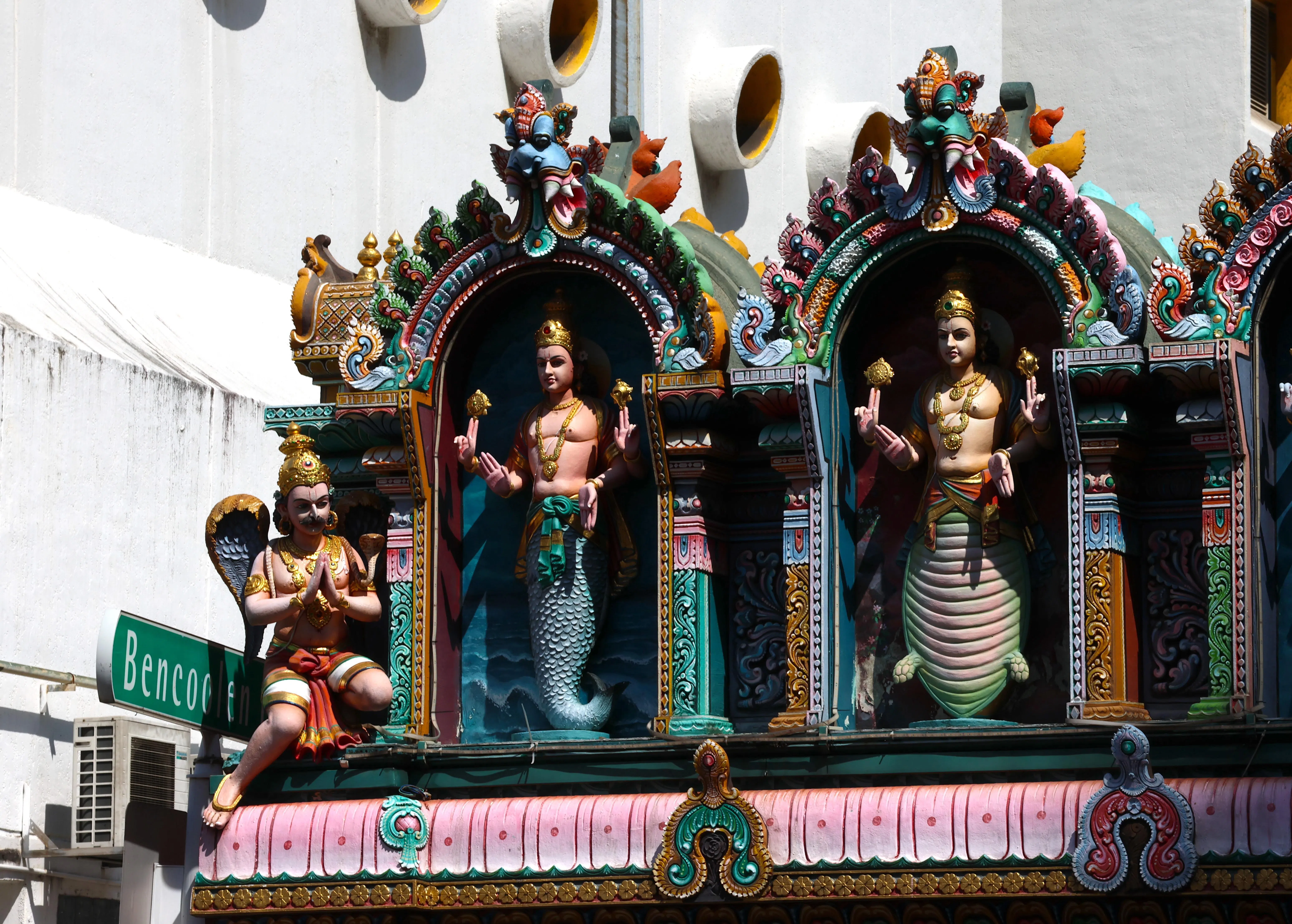 陈威仁镜头下，克里斯南兴都庙半人半鱼、半人半龟的神像。（陈威仁摄）