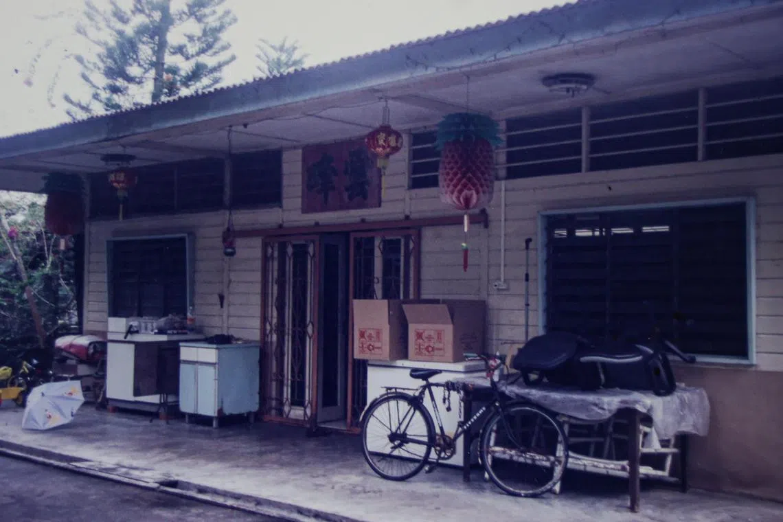 卓湘恪二哥在淡滨尼经营热带鱼养殖场时，住家仍挂着老家的“云峰”堂号。（受访者提供）