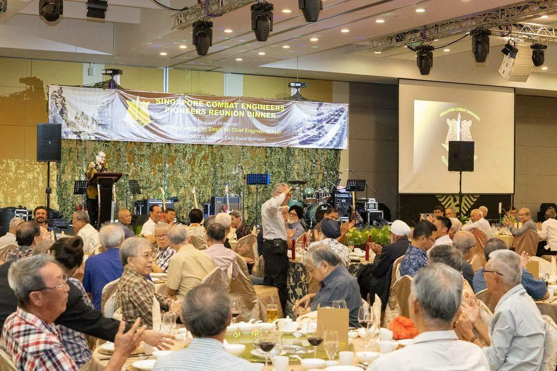 工兵部队在今年4月1日庆祝成立56周年的团聚晚宴，席开24桌，从部队先驱到年轻生力军，跨半个世纪的老少工兵在疫情后首次聚集一堂，场面感人。（特约沈康雄摄）