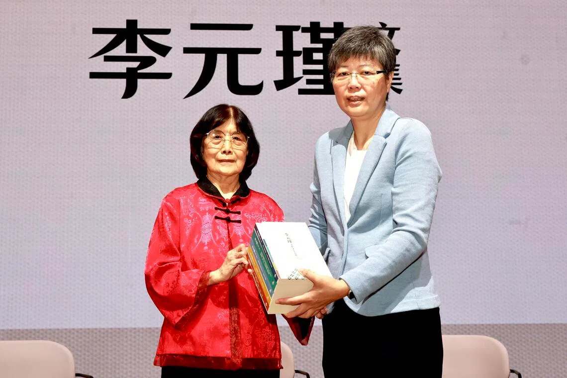由本地历史学者李元瑾（左）博士撰写的首发丛书《李元瑾文集》星期天（11月16日）举行发布暨座谈会。右为新报业媒体华文媒体集团社长李慧玲。（周国威摄）