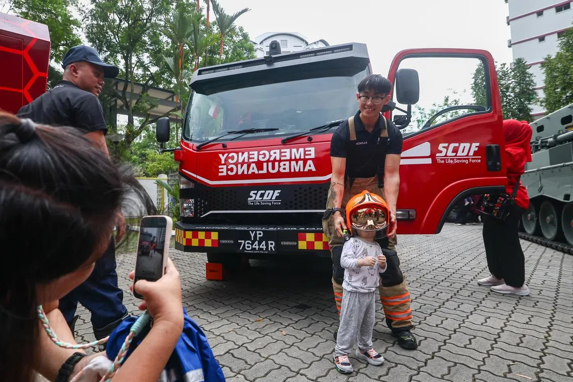 机动部队60辆车分为五个小队，分别驶向五个邻里庆祝活动现场，并在途中各停靠一站，让附近公众有机会近距离参观、留影。图为停靠在格致小学的民防部队车辆。（陈渊庄摄）