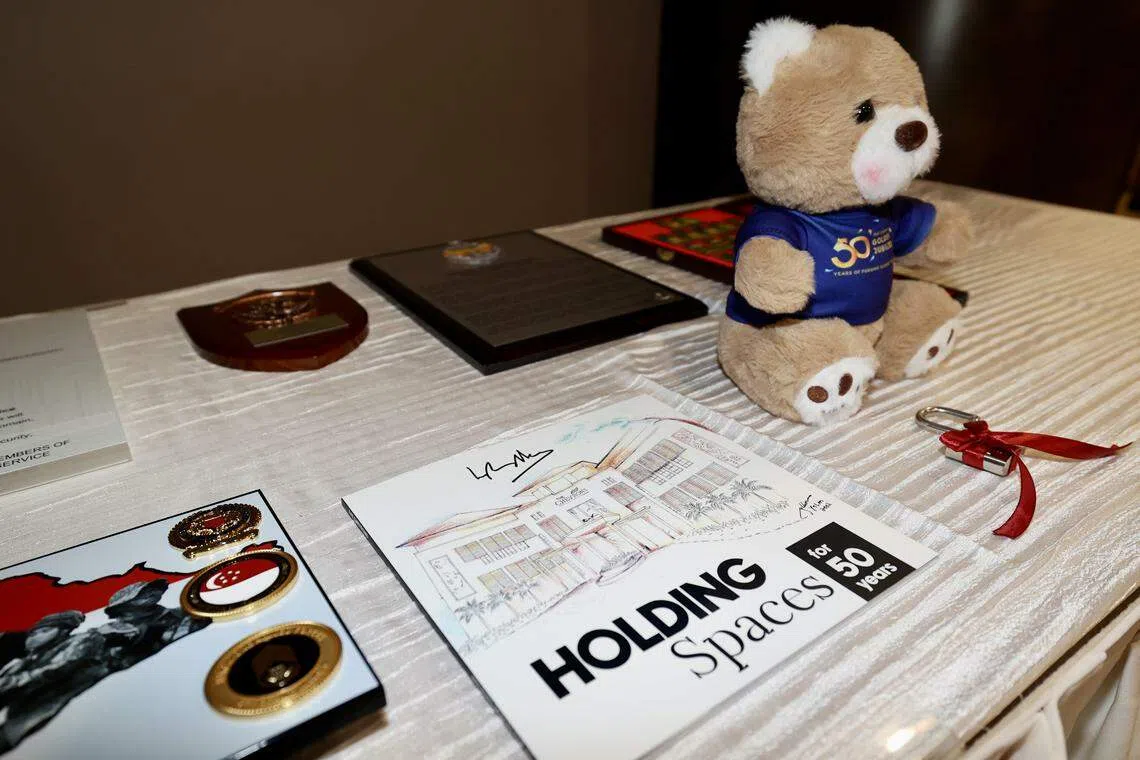 放入时间囊的物品包括国防部长黄永宏签名的“Holding Spaces for 50 Years”纪念刊，时间囊将在25年后打开。（陈斌勤摄）