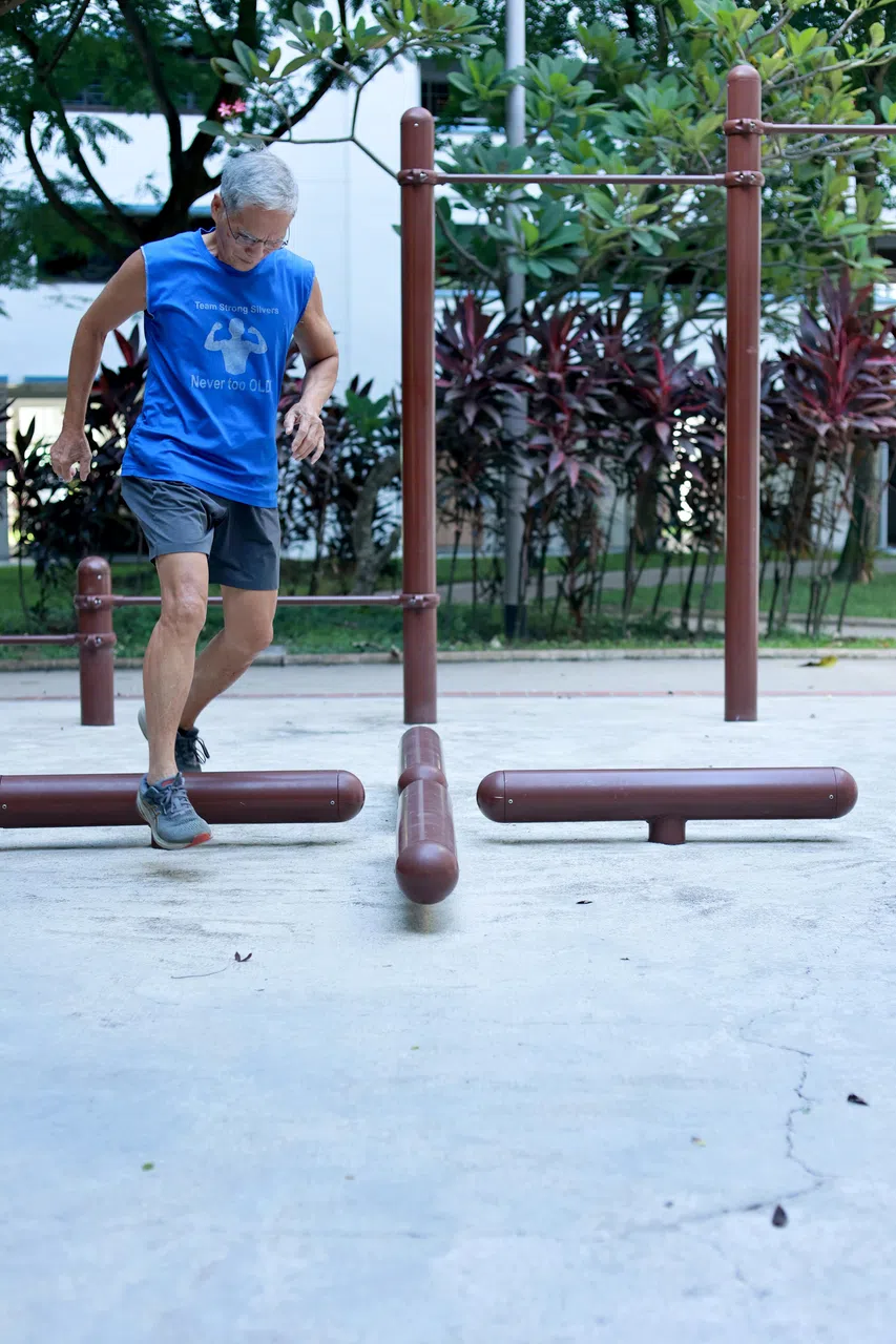 魏献国说，运动时应该穿上适合的衣服和鞋子。（龙国雄摄）