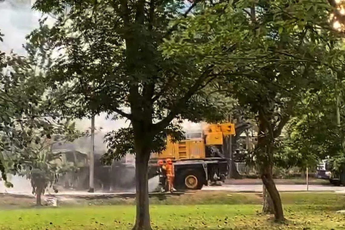 民防人员到场后用一支水枪扑灭火势，所幸无人在事故中受伤。（读者提供）