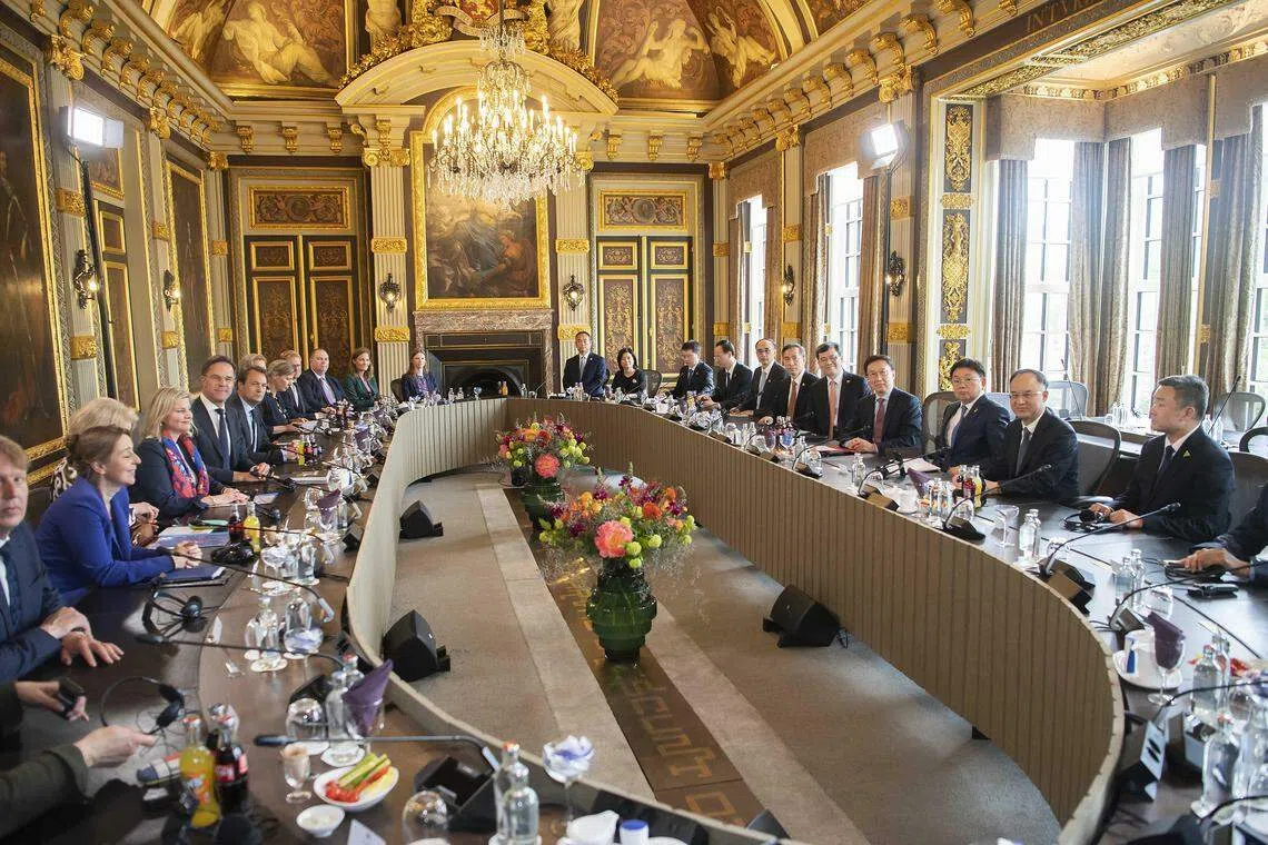 中国国家副主席韩正（右四）5月11日在荷兰海牙与荷兰首相吕特（左五）举行会谈。（新华社）