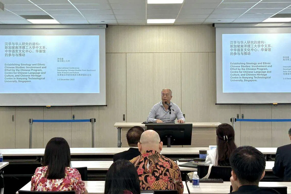 游俊豪副教授介绍了南大中文系、中华语言文化中心和华裔馆在汉学研究中扮演的角色。（国大中文系提供）