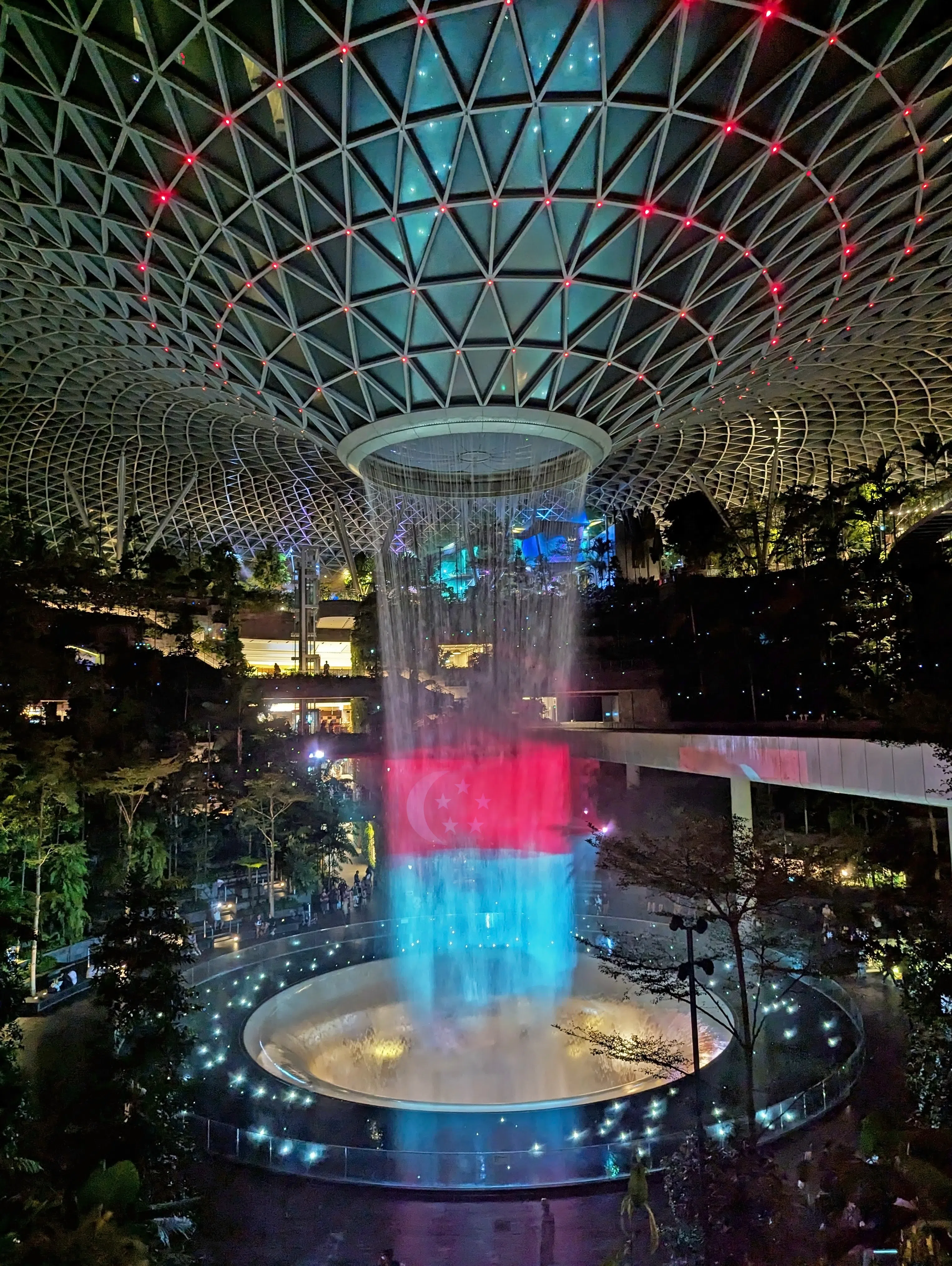 整个8月，星耀樟宜将举办以国庆歌曲《家》为主题的灯光秀。（樟宜机场集团提供）