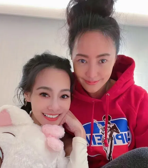 关颖（右）力挺好姐妹王思佳。（互联网）