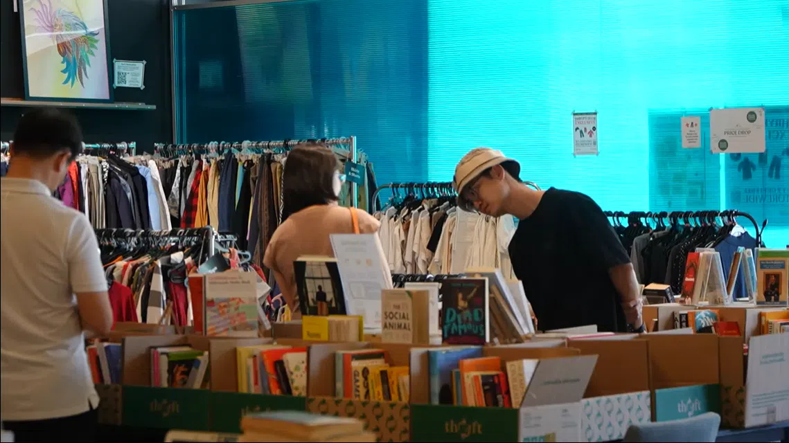 重视环保的年轻人乐于购买二手衣物。（视频截图）