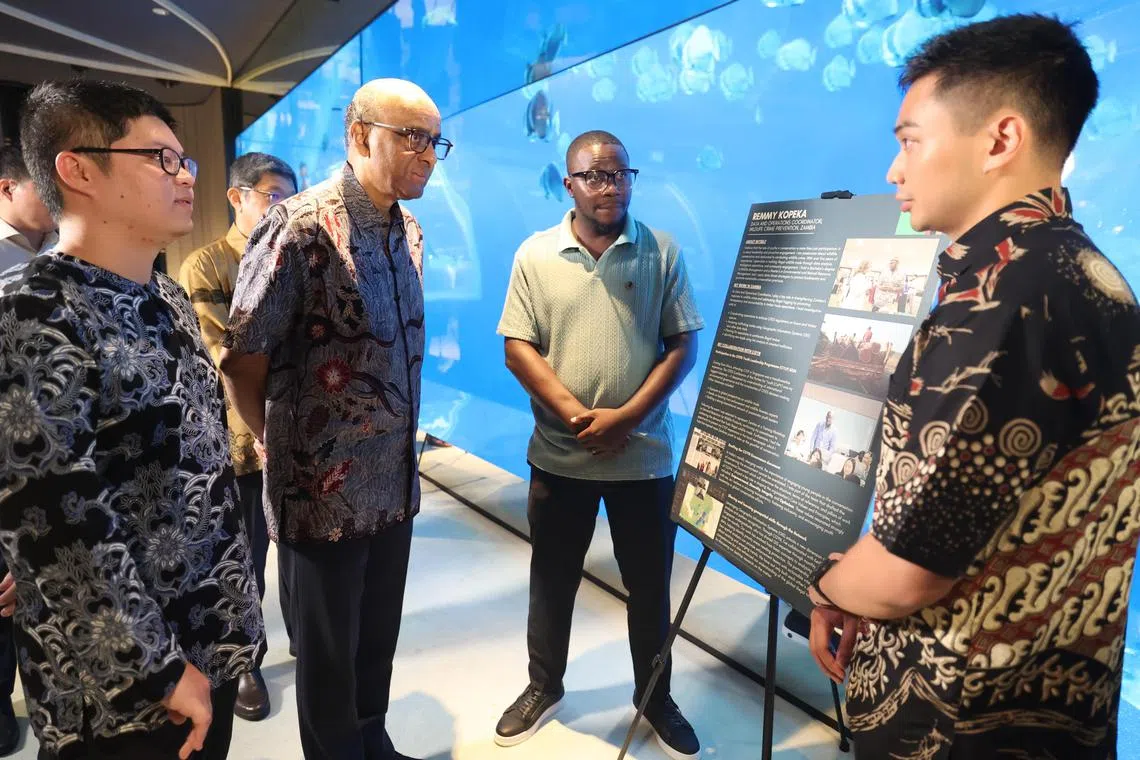 我国的CITES全球青年网络从5月27日至31日，在本地举办首届CITES全球青年峰会。活动主宾尚达曼总统（左二）星期二出席在新加坡海洋馆举行的开幕仪式。（郑一鸣摄）