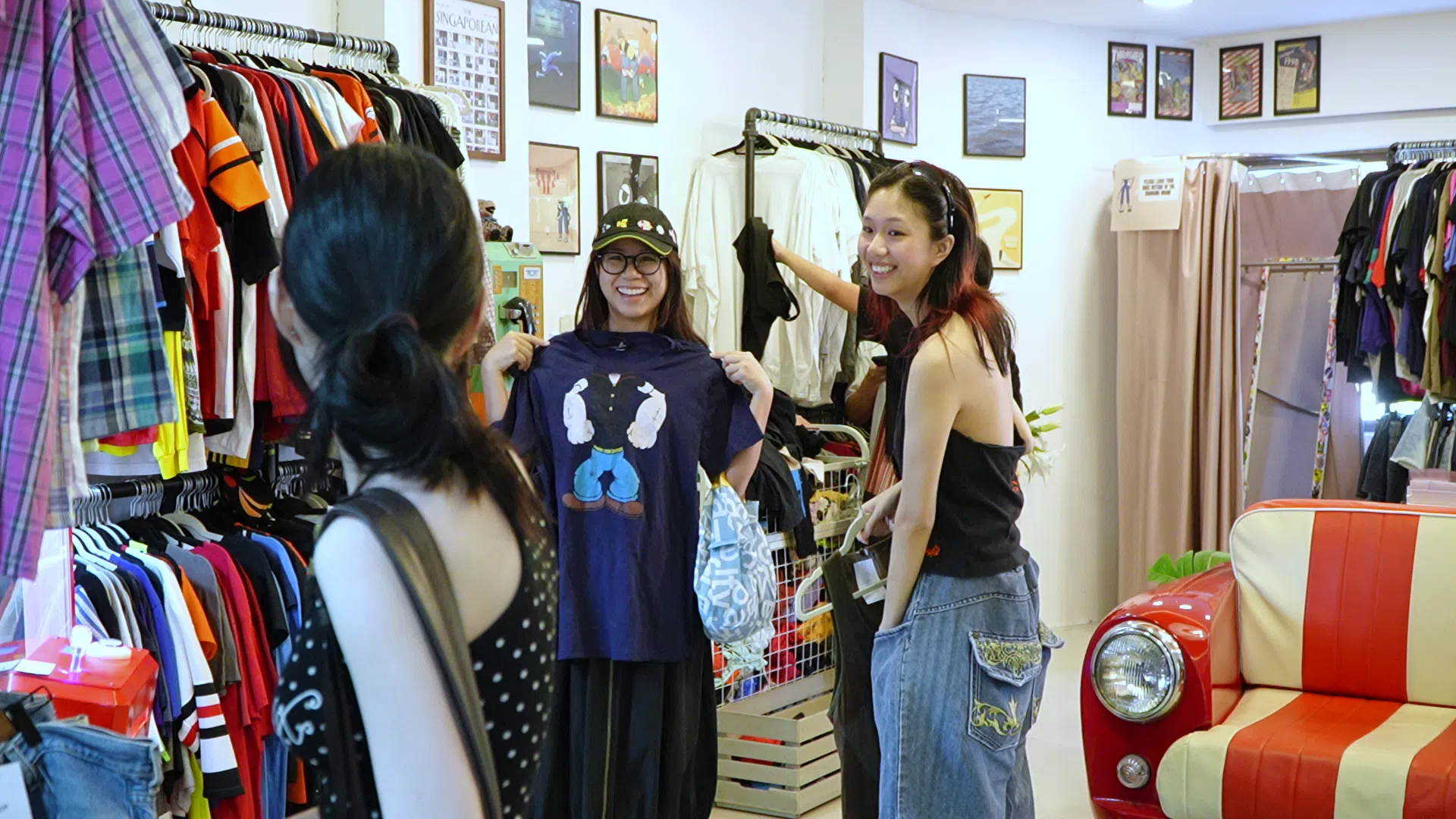 年轻人在二手店里乐此不疲地淘宝。（视频截图）