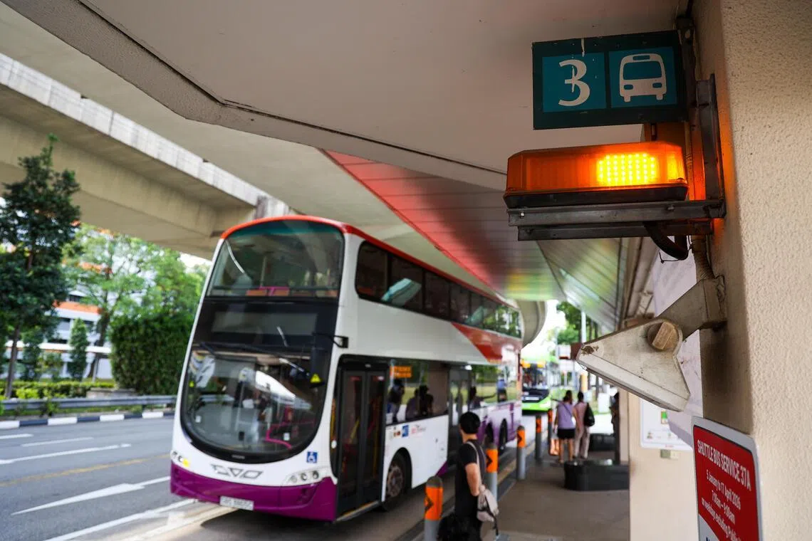 在地铁站附近的接驳巴士站将有警示灯，让乘客能顺利找到巴士站。（林明顺摄）