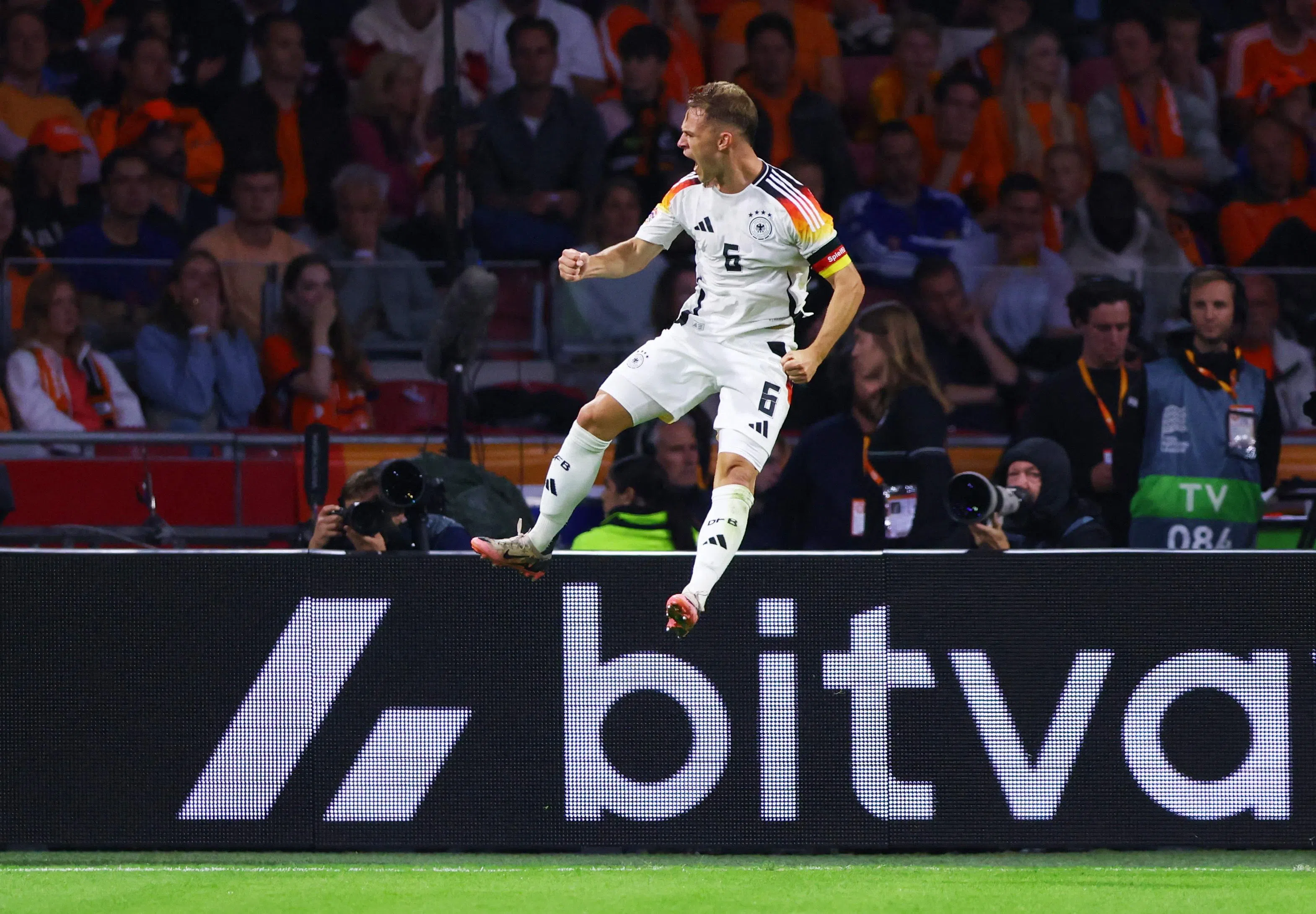 德国队长基米希为球队取得领先，兴奋得高高跳起。（路透社）