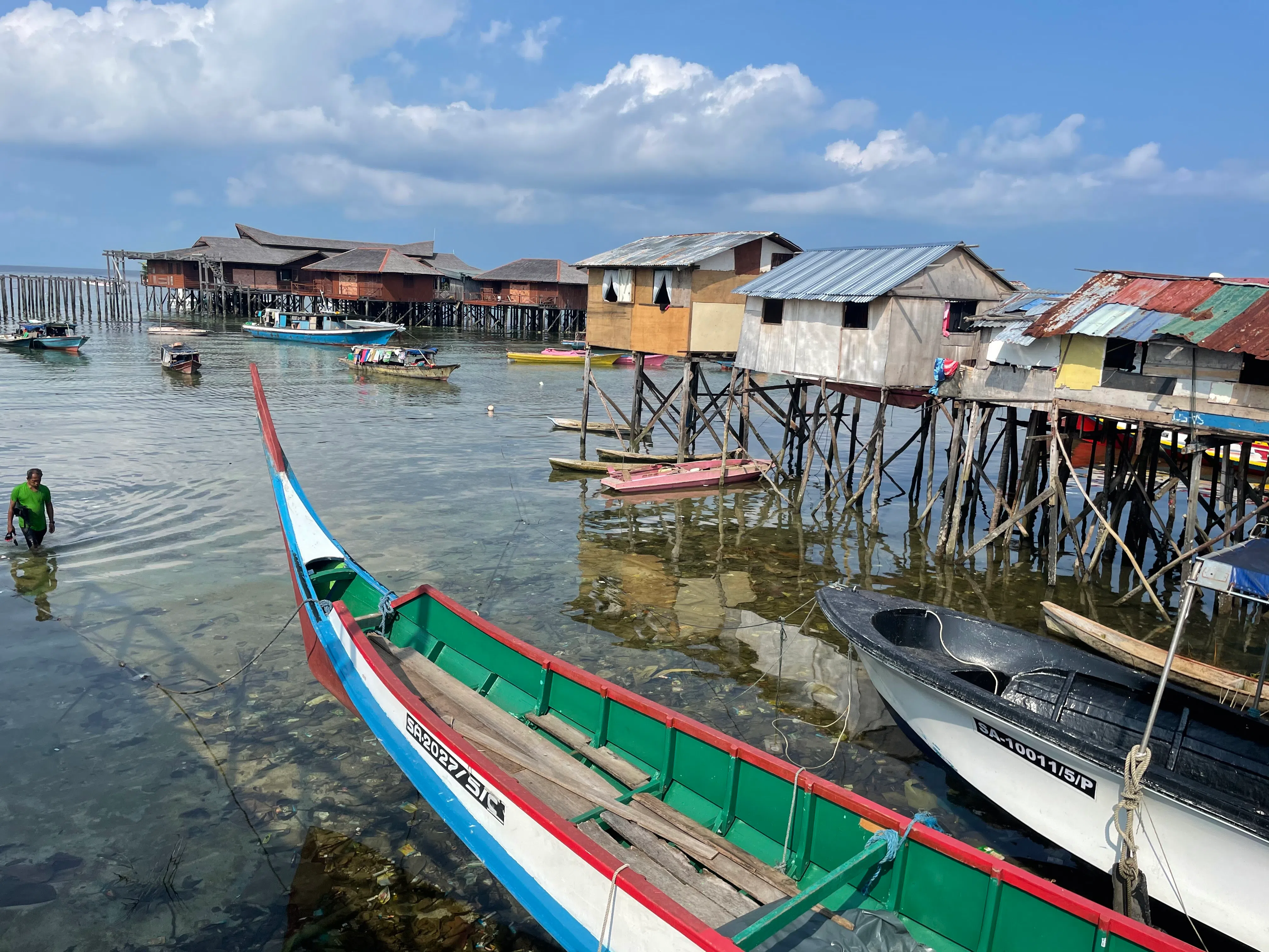 巴夭民居与度假村遥遥相对，旅游业为村民制造就业机会。（李选楼摄）
