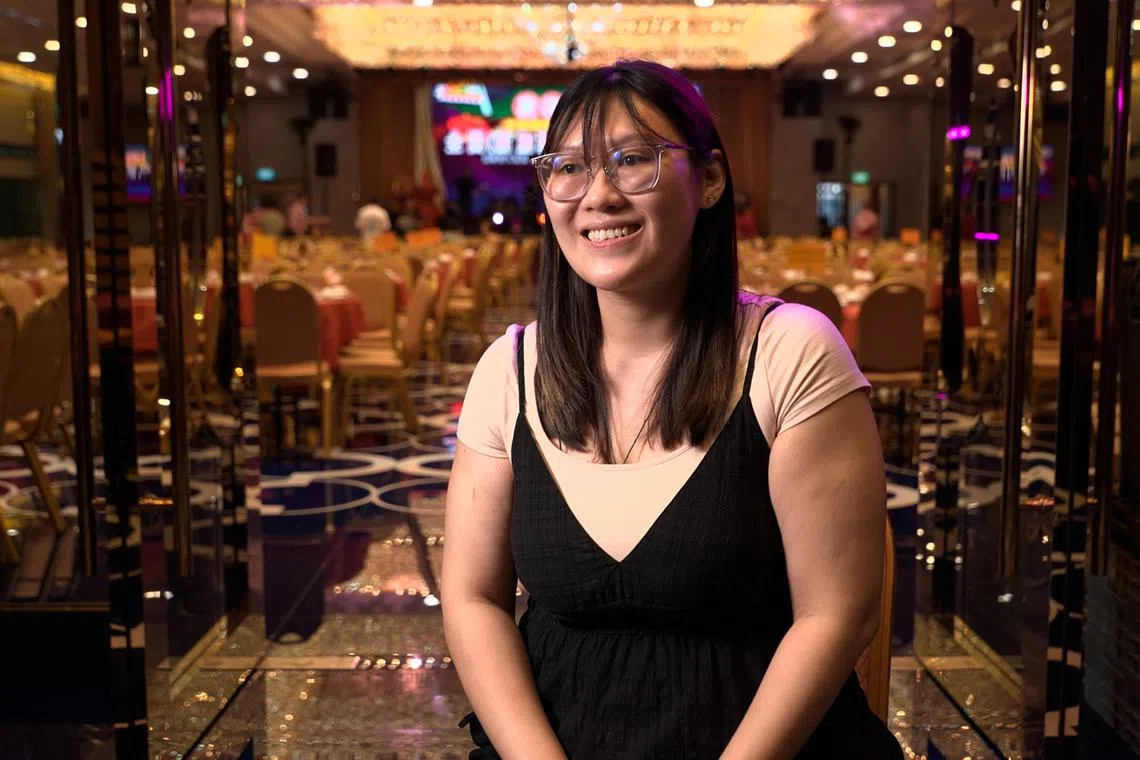 毕业于商业管理的诗雅认为，歌台不仅承载着文化传承的意义，同时蕴含着巨大的商业潜力。（视频截图）