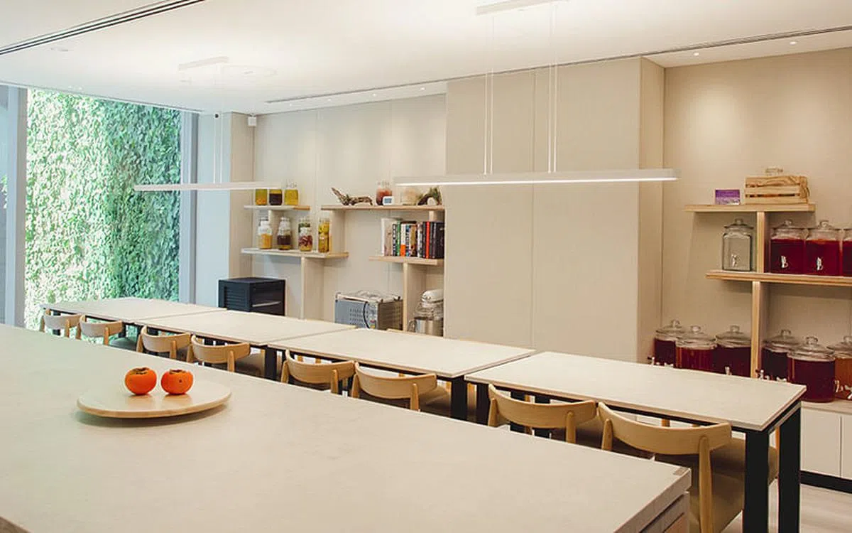 餐馆采用进口商淘汰和可持续食材烹制菜肴，每日六道菜晚餐无固定菜单 。（图／Kausmo 提供）