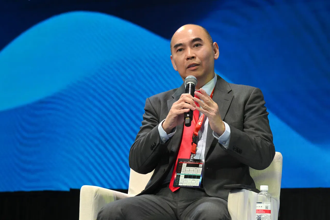 马来西亚多美集团集团董事总经理拿督吴逸平说，得益于从小的教育，让他能面对危急情况时临危不乱，让他知道企业所拥有的其实来之不易，因此在面对困难和挑战时，有坚持下去的毅力。（新加坡中华总商会提供）