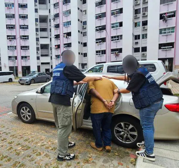 新加坡刑事侦查局特别罪案调查组在为期四周的跨境执法行动中突击新加坡多个地点，逮捕了11名涉及儿童性剥削罪行的男子。 （新加坡警察部队提供）