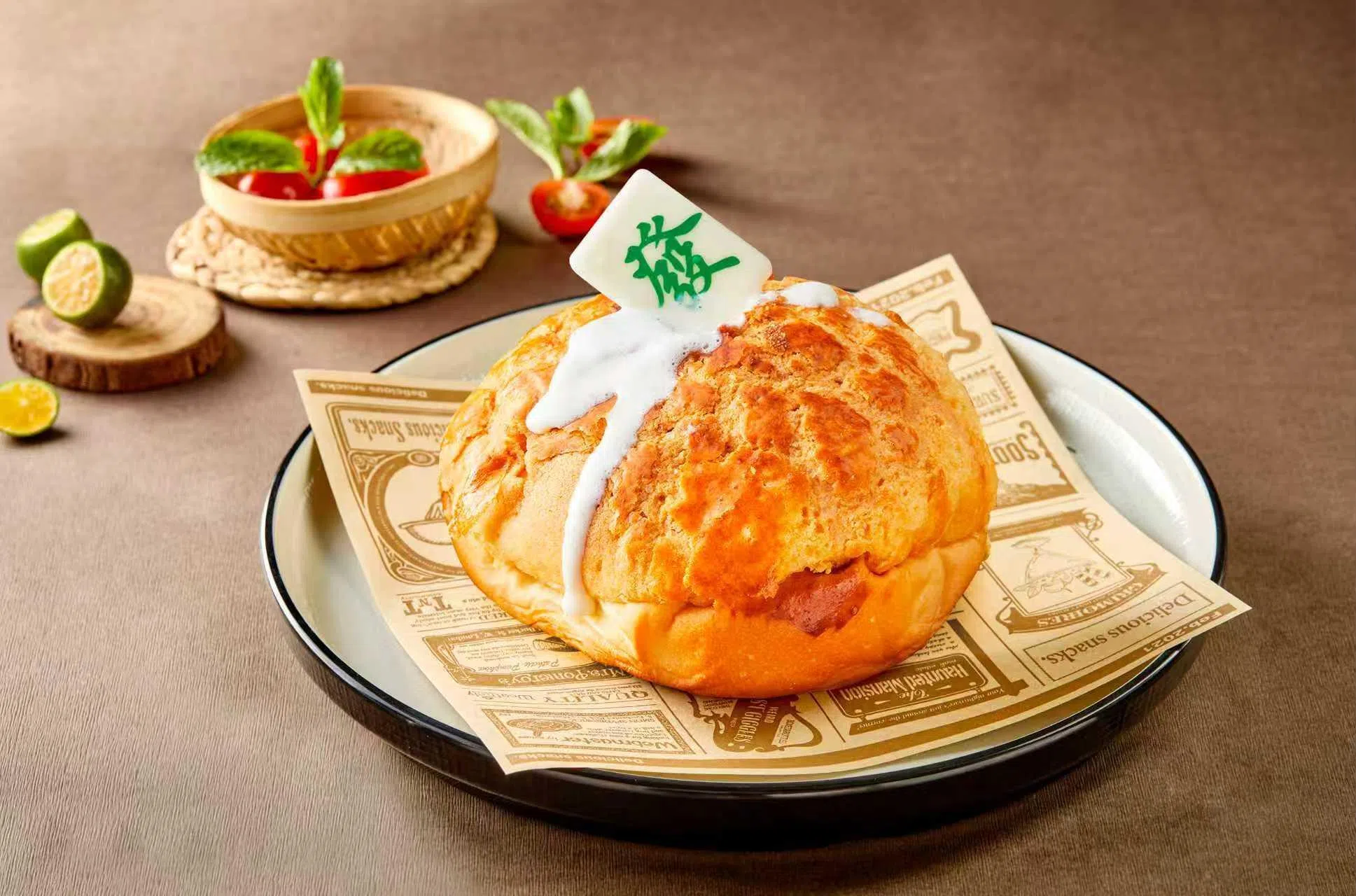 发财爆浆菠萝包，外皮金黄酥脆，内藏浓郁自制奶酱。（餐馆提供）