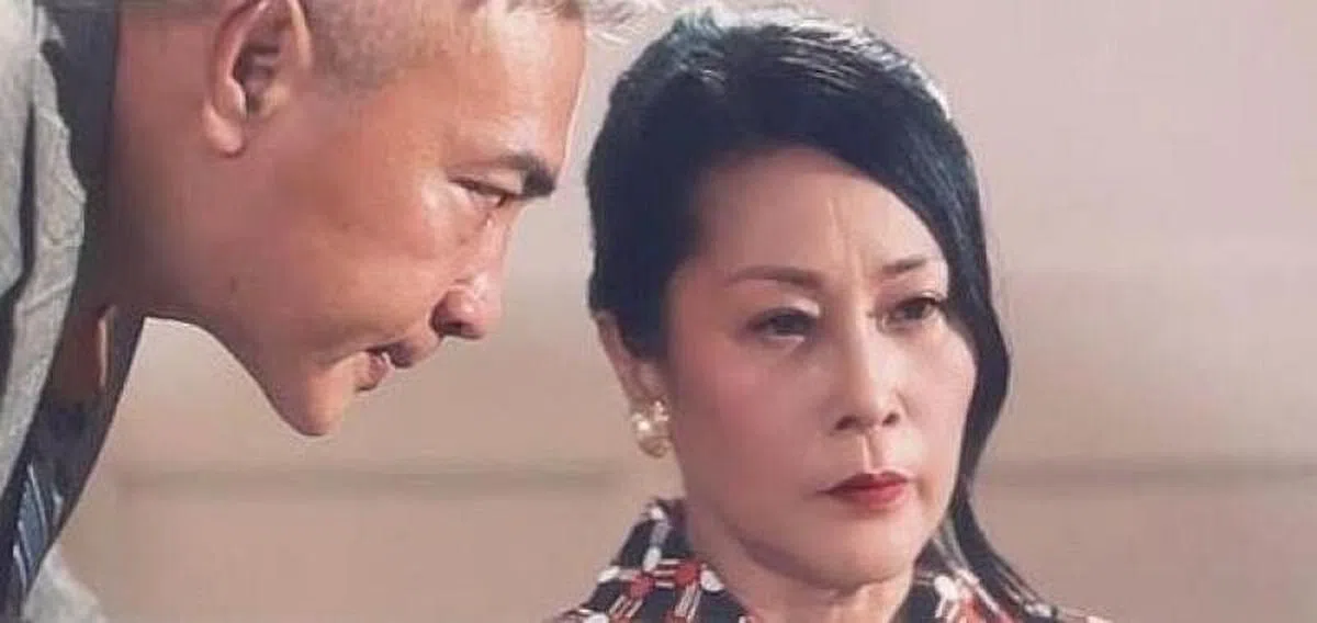 郑斌辉（左）演影视大亨，与王裕香婚姻淡如水。（互联网） 