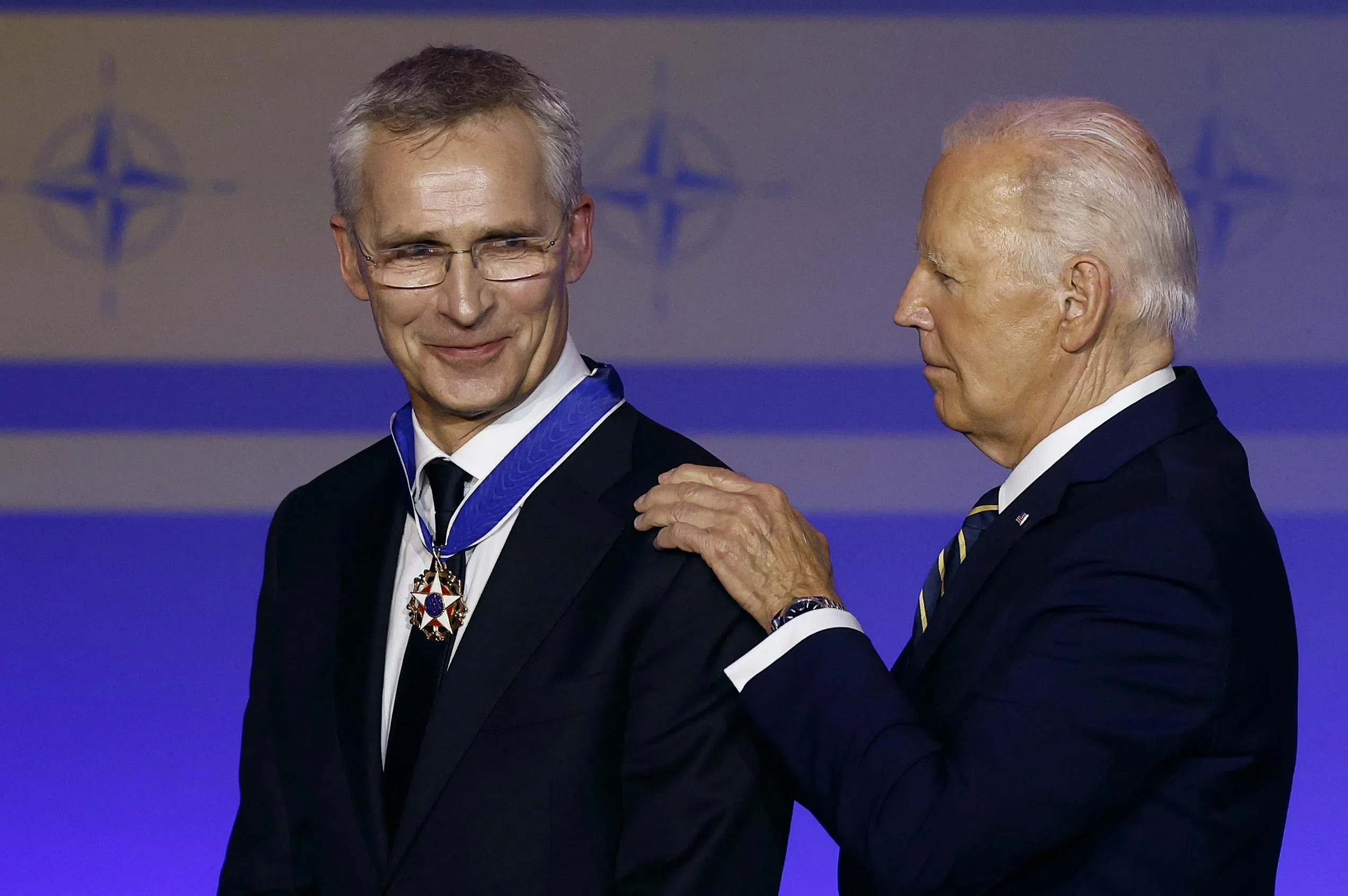 即将卸下北约秘书长职务的斯托尔滕贝格（左），获美国总统拜登颁发美国总统自由勋章。（法新社）