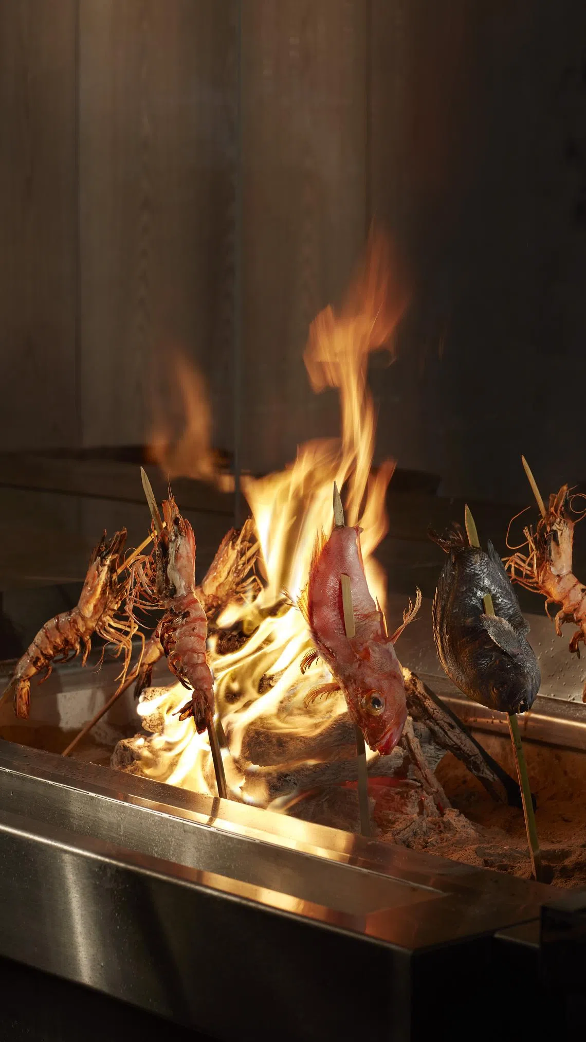 圣淘沙名胜世界新开的休闲日本餐馆火纹，主打三种传统日式烧烤技艺。图为原始烧，用日式竹签把海鲜串起后烧烤。（餐馆提供）