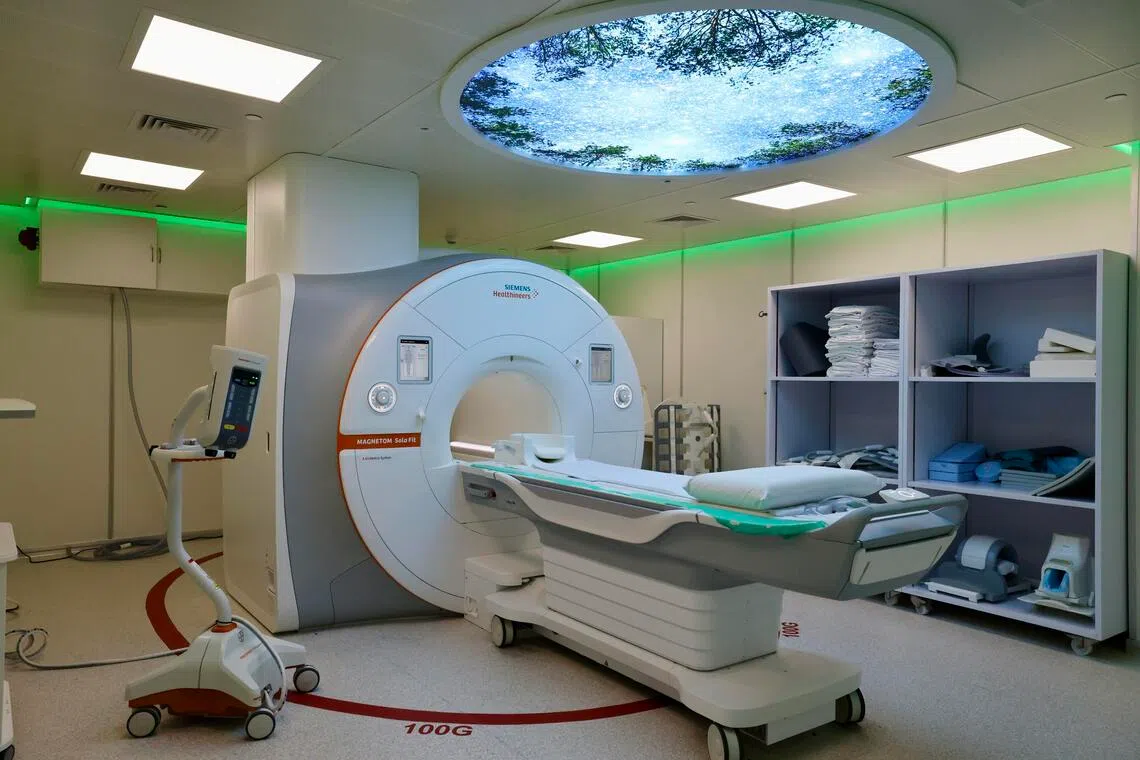 黄廷方综合医院共有四台磁共振成像（MRI）设备，其中一台在2024年重新改造，将使用寿命延长10年。软件升级后，扫描时间也缩短30%至50%。（邝启聪摄）