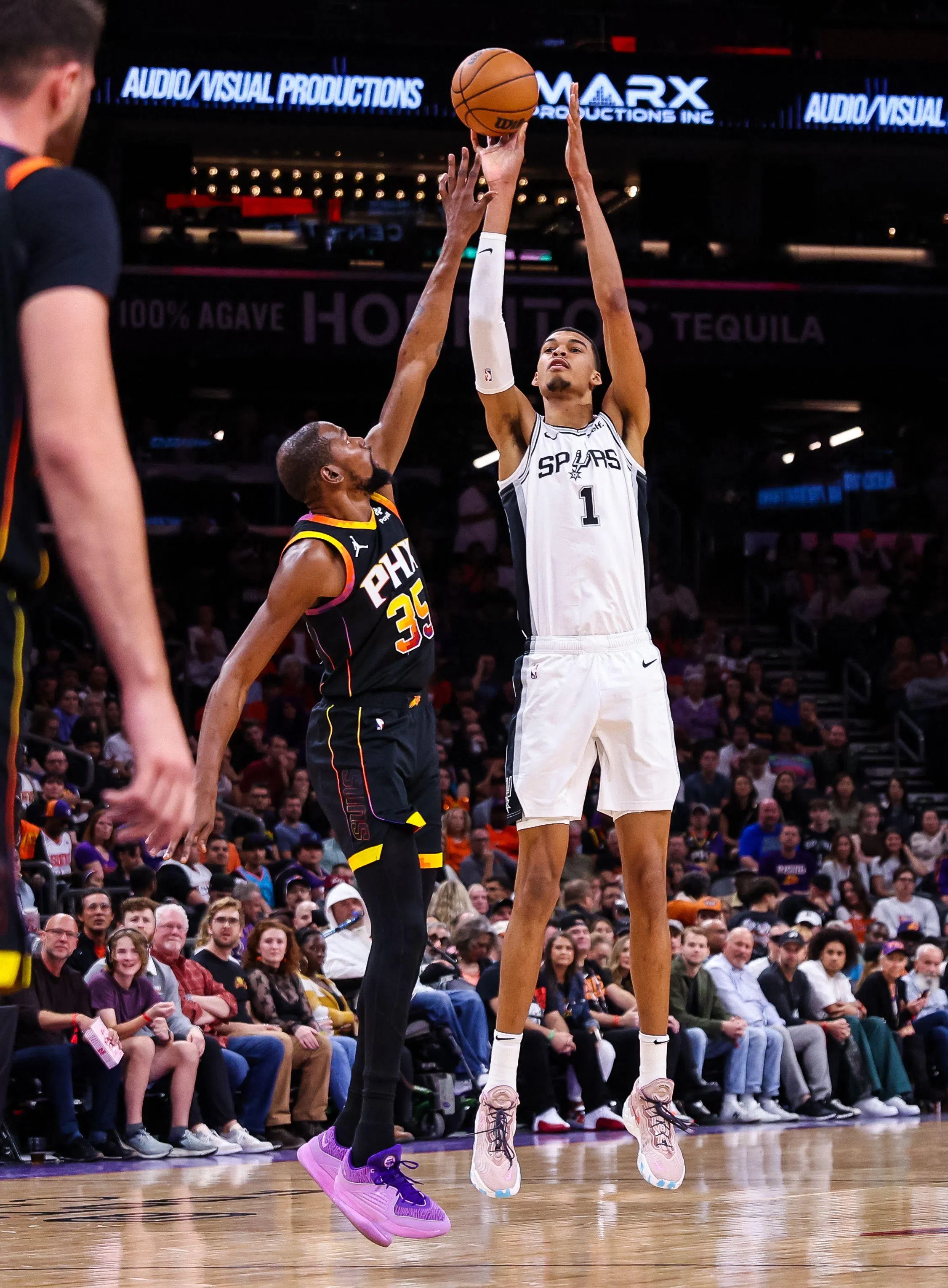 马刺状元秀文班亚马（1号）在太阳主将杜兰特防守下射出一记三分球。（法新社）