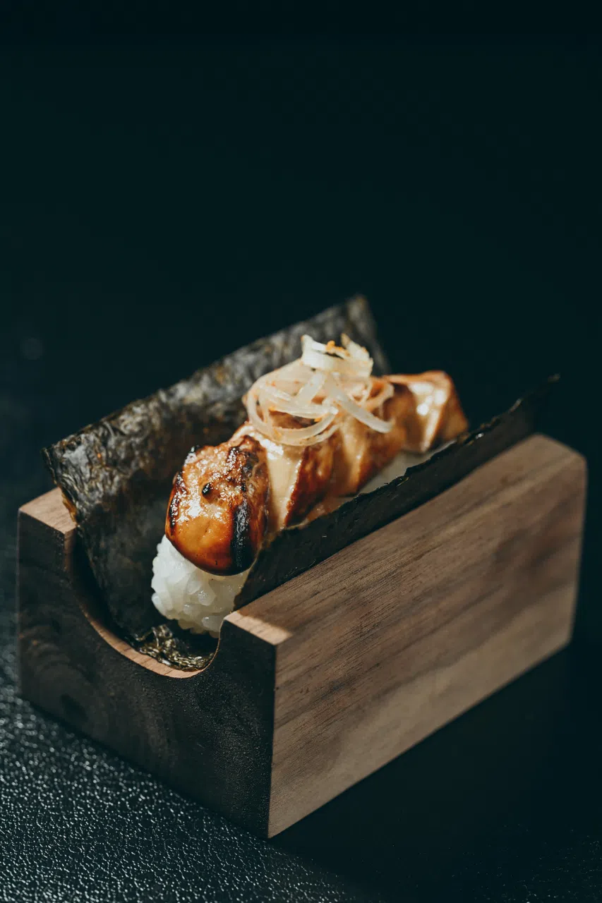 鹅肝手卷，烤鹅肝配以蒜味酱，丰腴多汁。（餐馆提供）