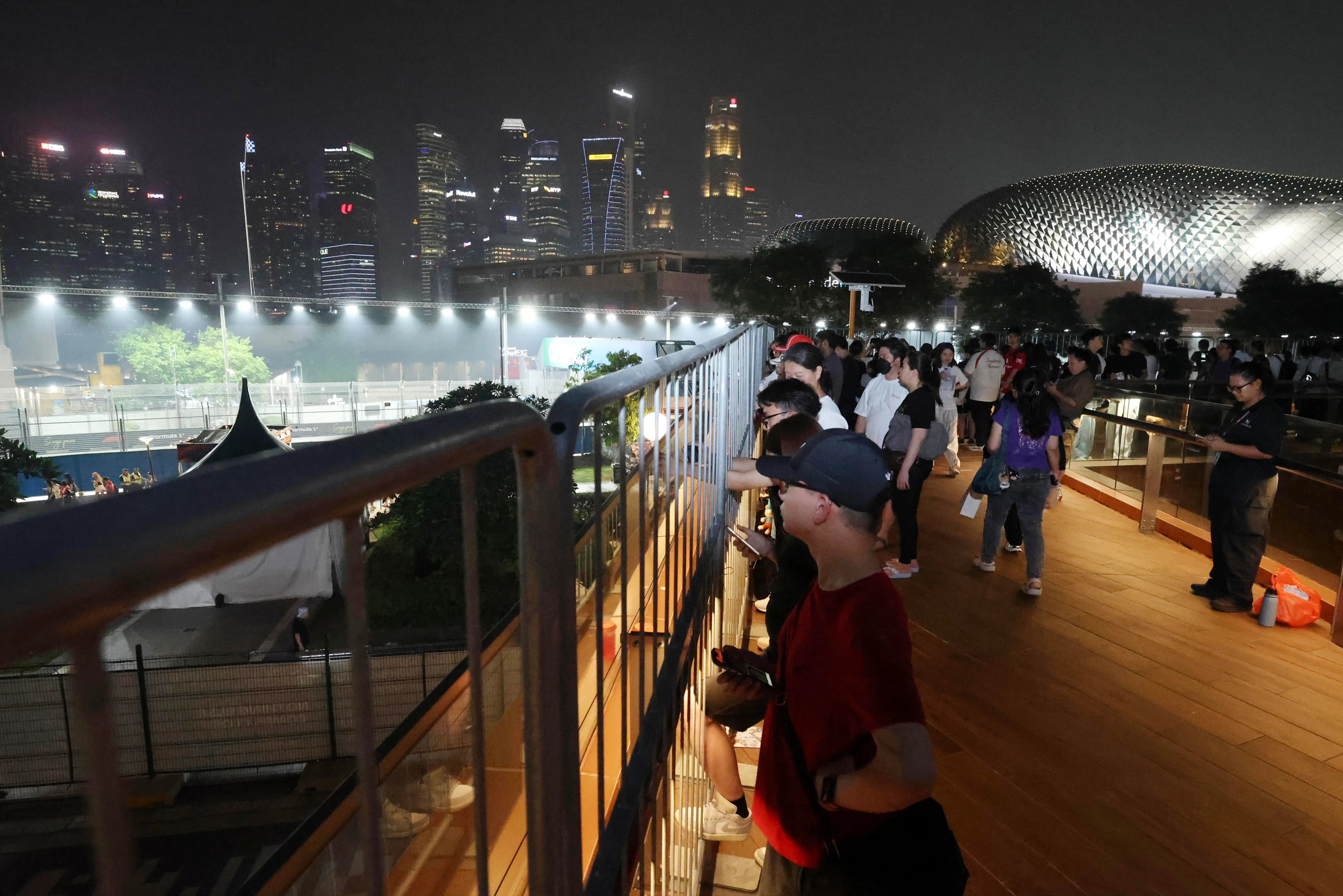 滨海广场顶层花园的长廊聚集约100多名观赛者。（郑一鸣摄）