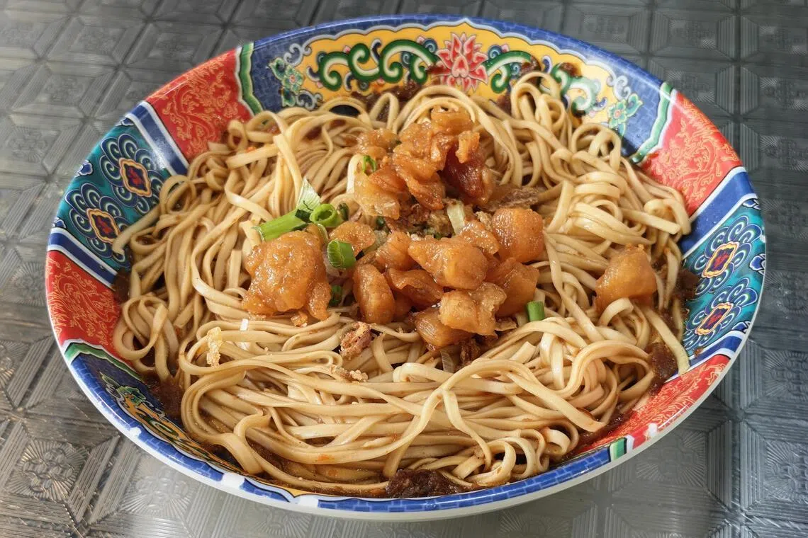 自制猪油渣为肉脞面，增添酥脆口感与油香。（陈爱薇摄）