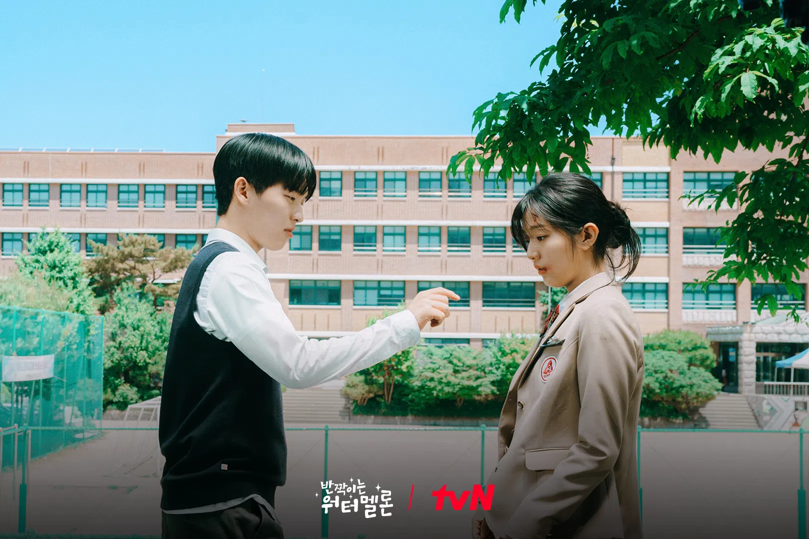 崔显旭（左）和申银秀在《闪亮的西瓜》中诠释一段纯纯的爱。（取自tvN Drama脸书）