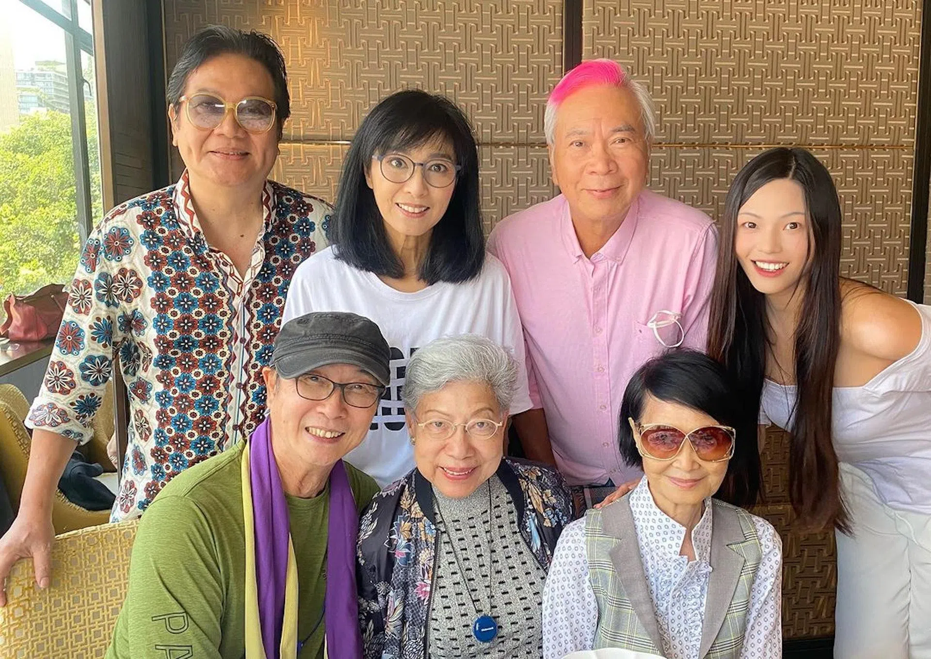 王青霞（后排左起）通过李龙基，认识了米雪、刘松仁（前排左起）、罗兰等知名艺人。（取自王青霞IG）