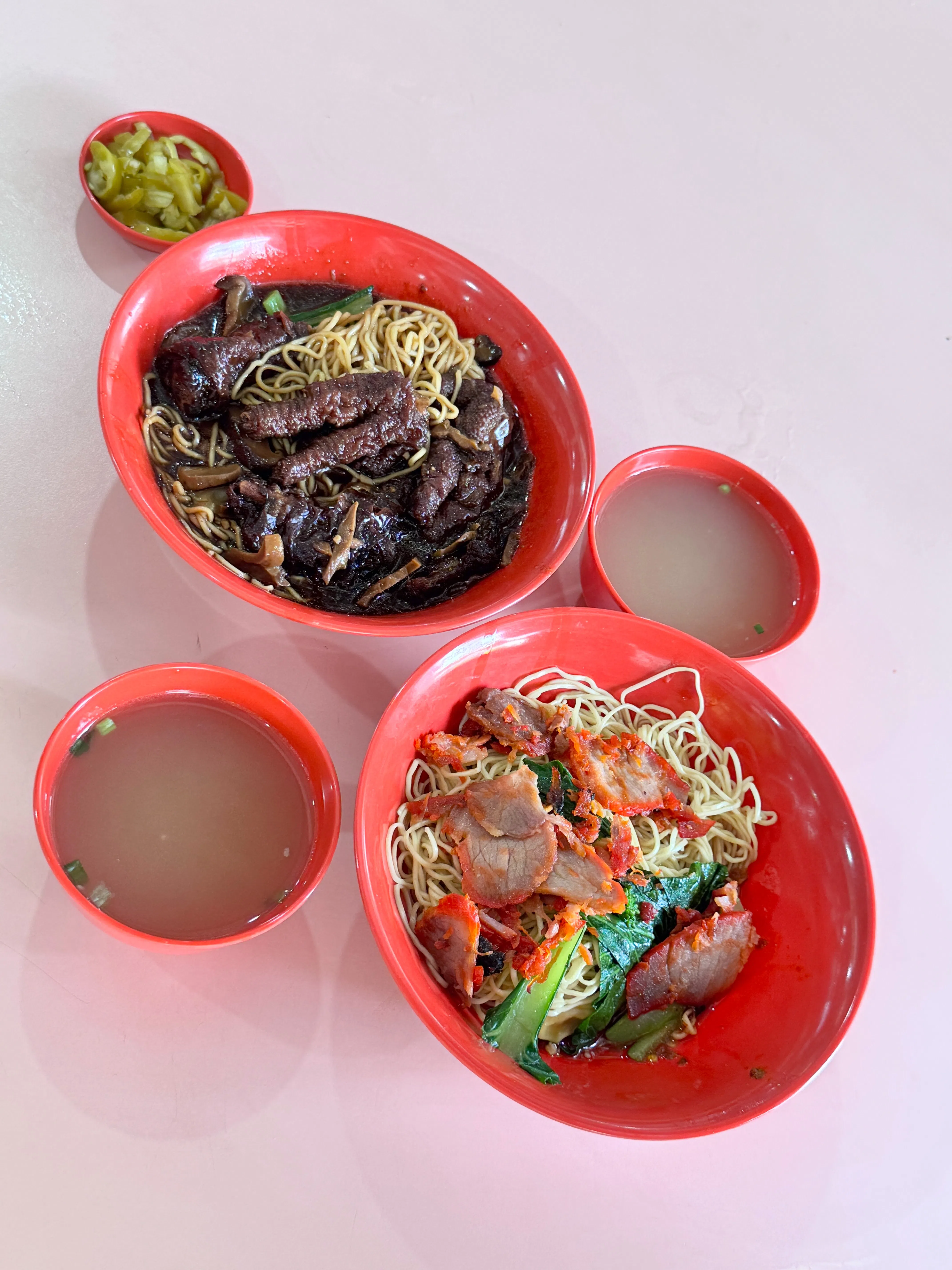 凤爪面（上）6元，云吞面（下）5元。（林安娜摄）