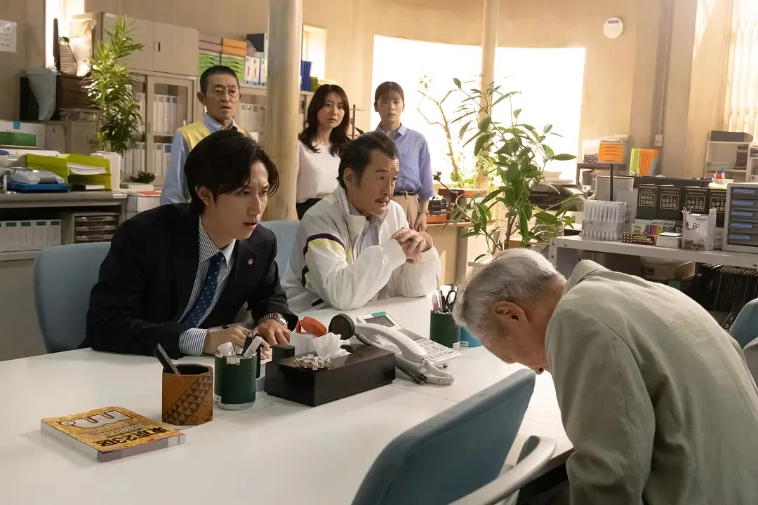 阿部亮平（穿西装者）饰演搜查一课刑警手岛淳之介，协助“身份不明人士咨询室”的同事办案。（互联网）