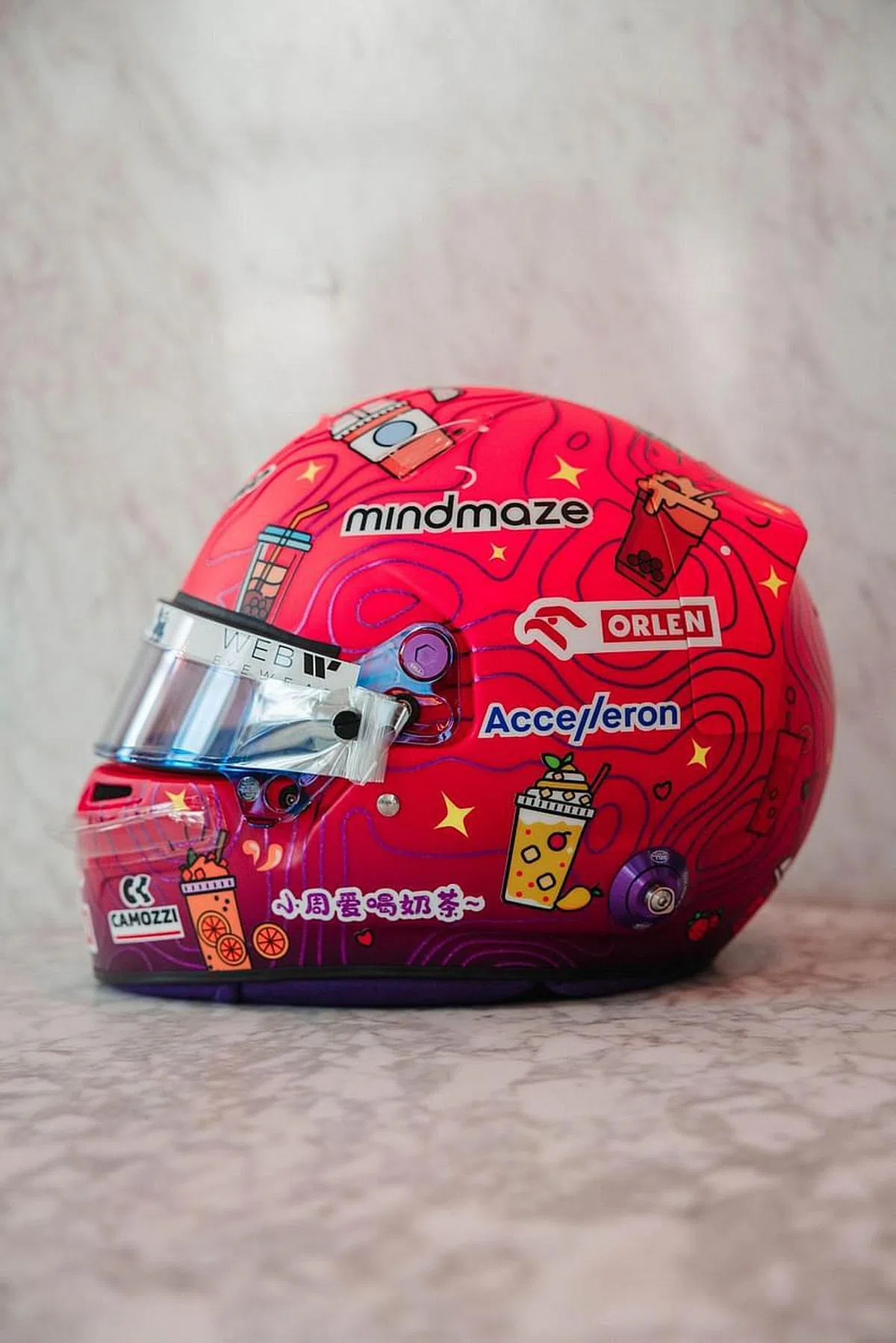 周冠宇为新加坡站准备了特别版头盔。（周冠宇Instagram）