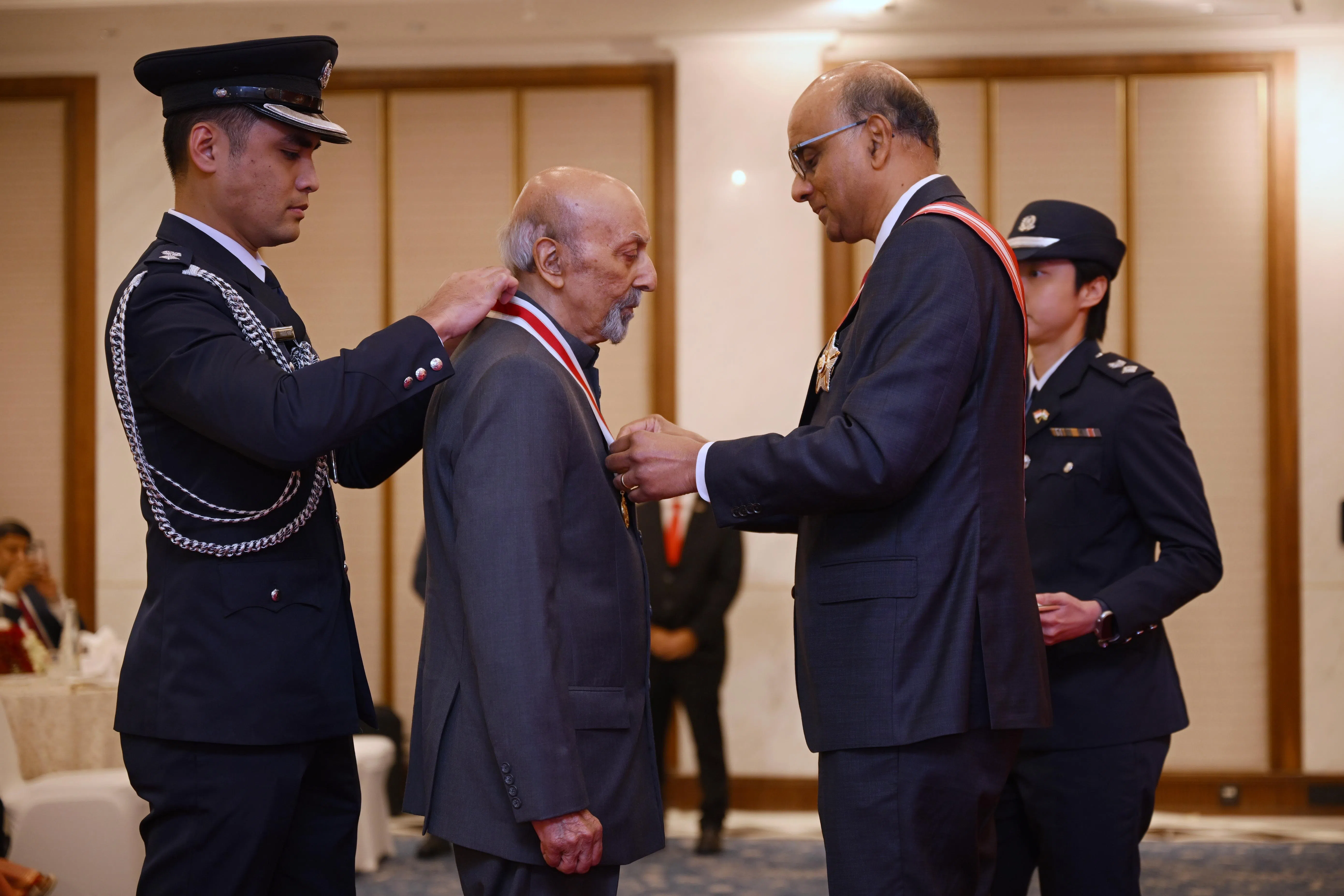 正在印度进行国事访问的尚达曼总统（右），星期三在新德里举行的仪式上，向印度工业联合会前理事长达斯（中）颁发新加坡荣誉公民奖。（海峡时报）