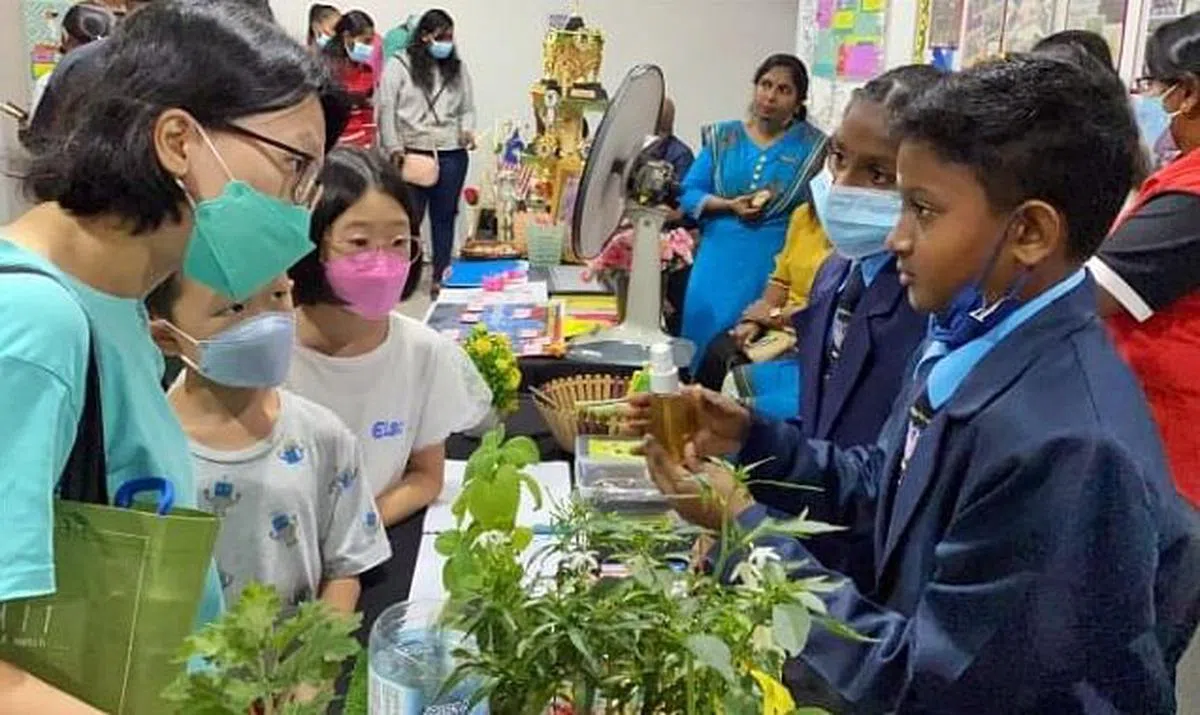 学习运用“光力量总合”制作堆肥的孩子，在展览会上向大家介绍白世音研发的厨余光化剂。（图/受访者提供）
